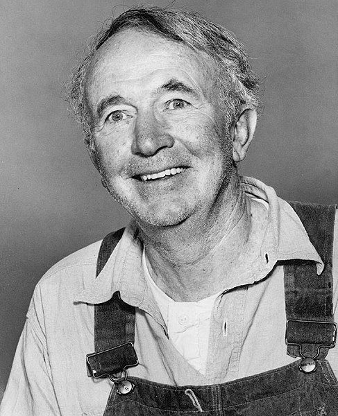Walter Brennan as Amos McCoy from the television program "The Real McCoys." | Source: Wikimedia Commons