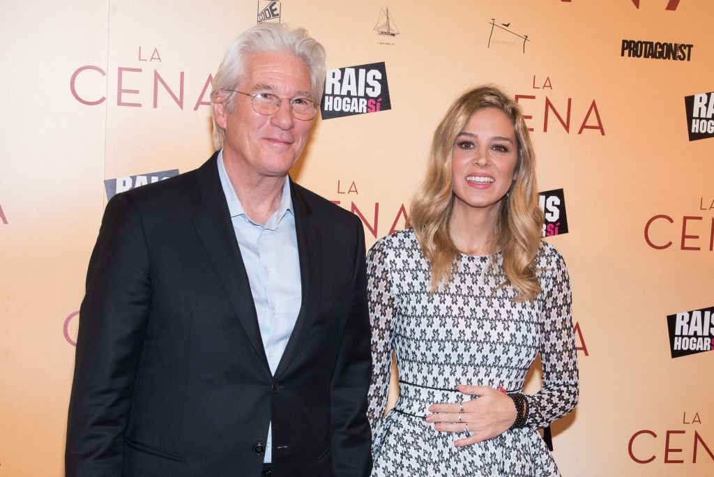 Richard Gere et Alejandra Silva assistent à la première du film 'The Dinner' au 'Capitol Cinema' à Madrid le 11 décembre 2017. | Photo : Getty Images Richard Gere et Alejandra Silva assistent à la première du film 'The Dinner' au 'Capitol Cinema' à Madrid le 11 décembre 2017. | Photo : Getty Images