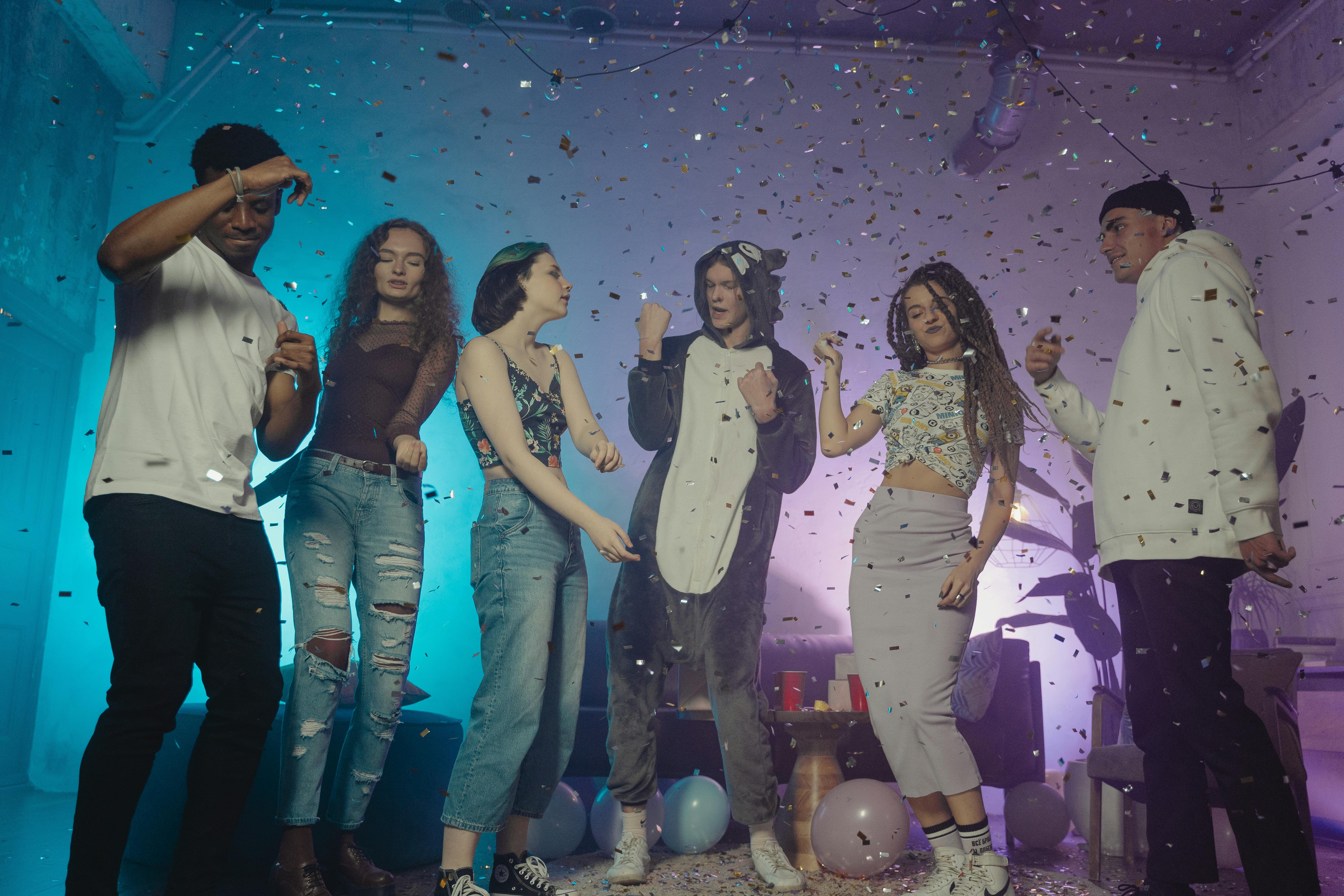 Adolescentes festejando | Fonte: Pexels