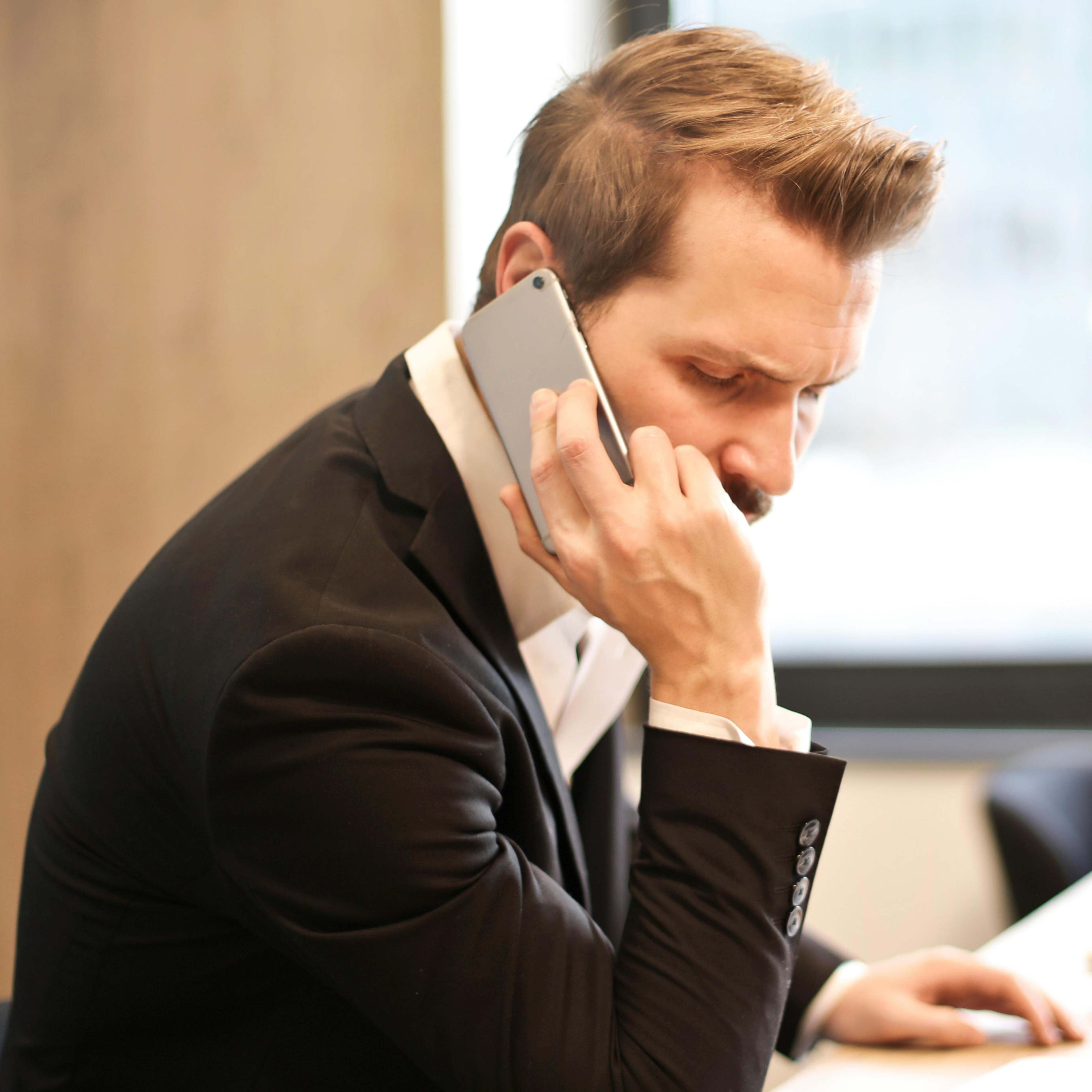 A man talking on a mobile phone, looking concerned | Source: Pexels