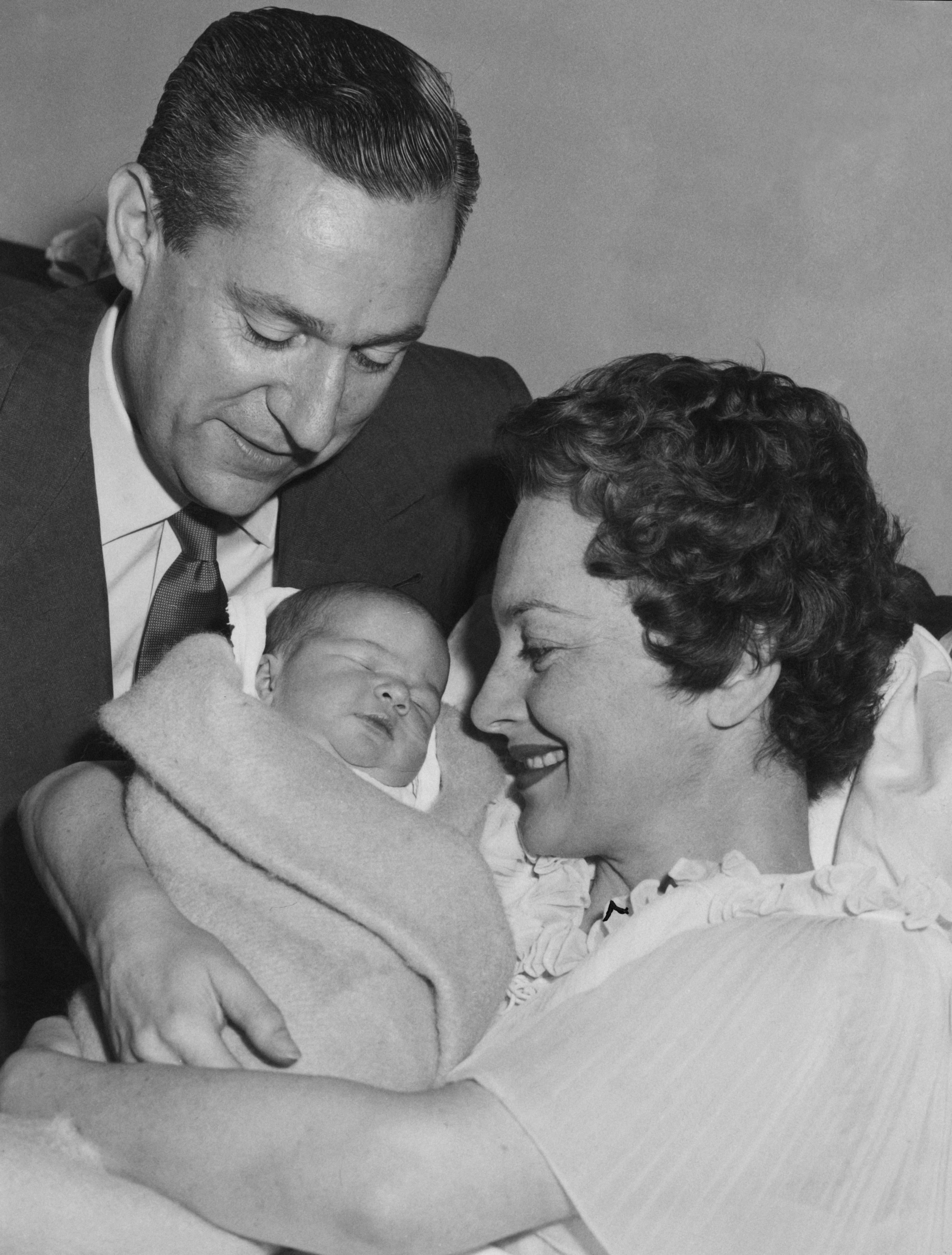 Olivia de Havilland y el periodista francés Pierre Galante con su hija, Gisèle, en el American Hospital en París, el 23 de julio de 1956. | Foto: Getty Images Olivia de Havilland y el periodista francés Pierre Galante con su hija, Gisèle, en el American Hospital en París, el 23 de julio de 1956. | Foto: Getty Images