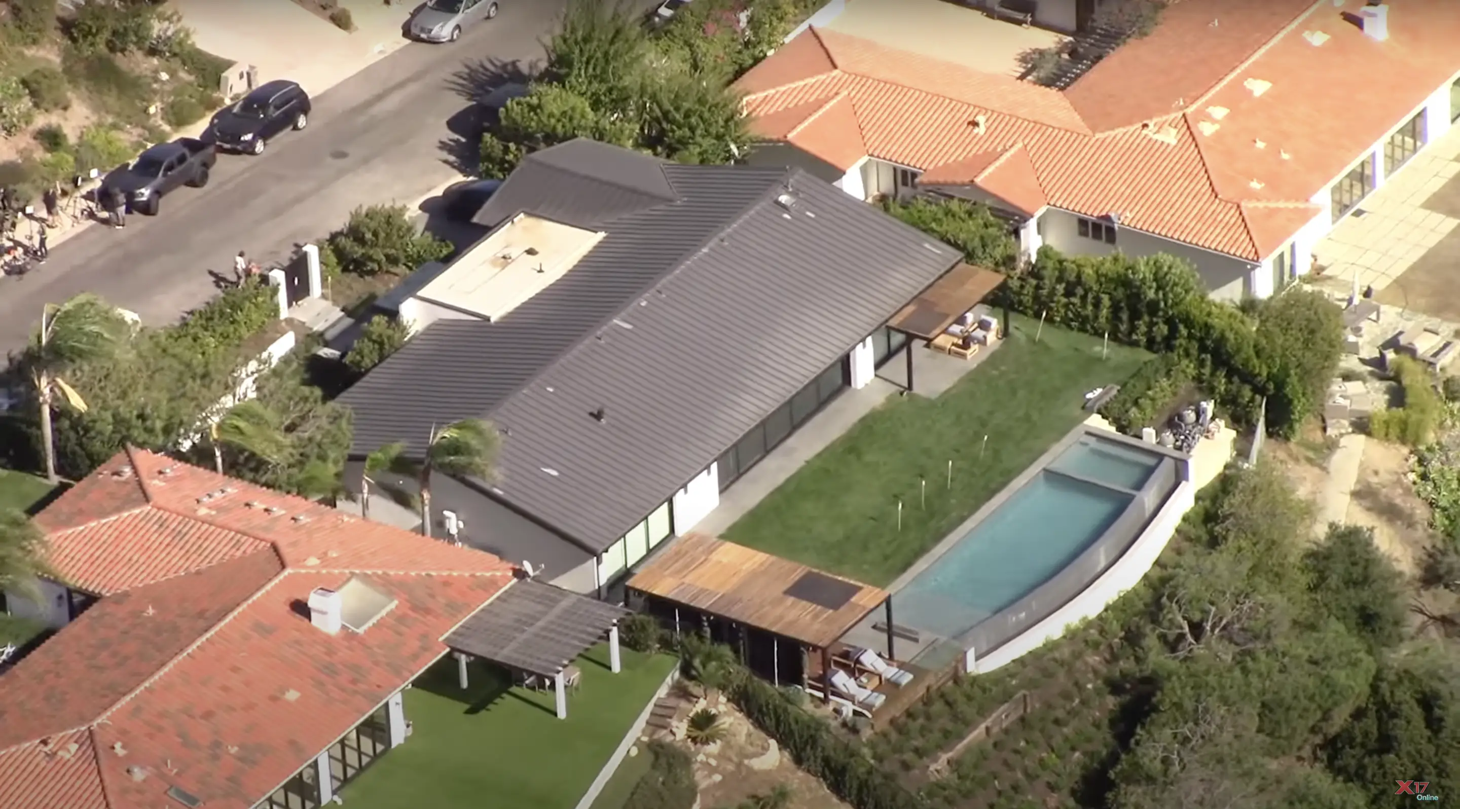 Aerial view of Matthew Perry's home from a video dated October 30, 2023 | Source: Youtube.com/@x17online