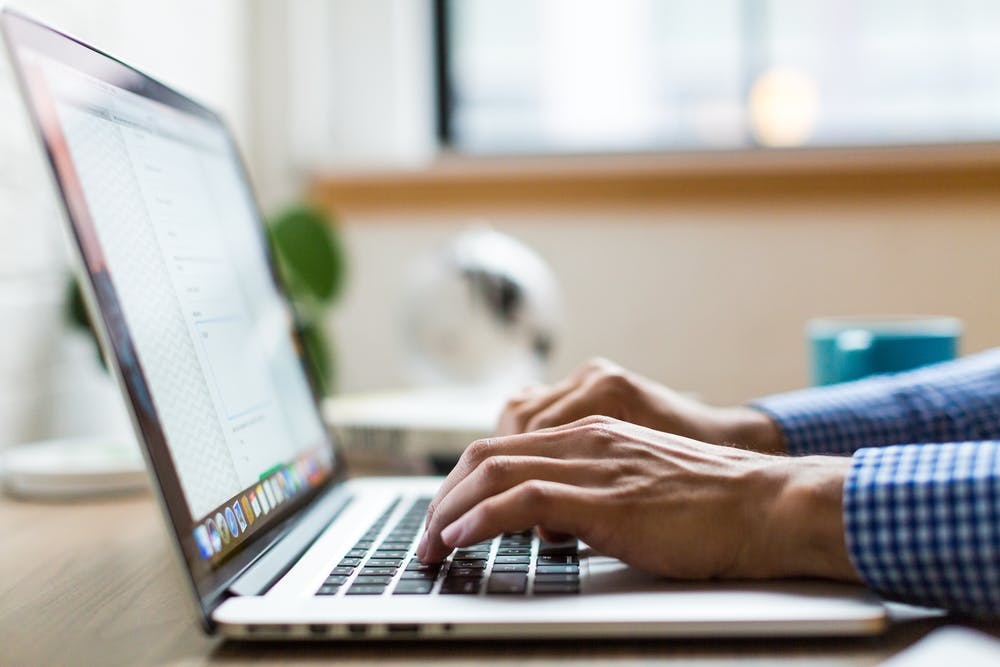 Person using a laptop. | Photo: Pexels