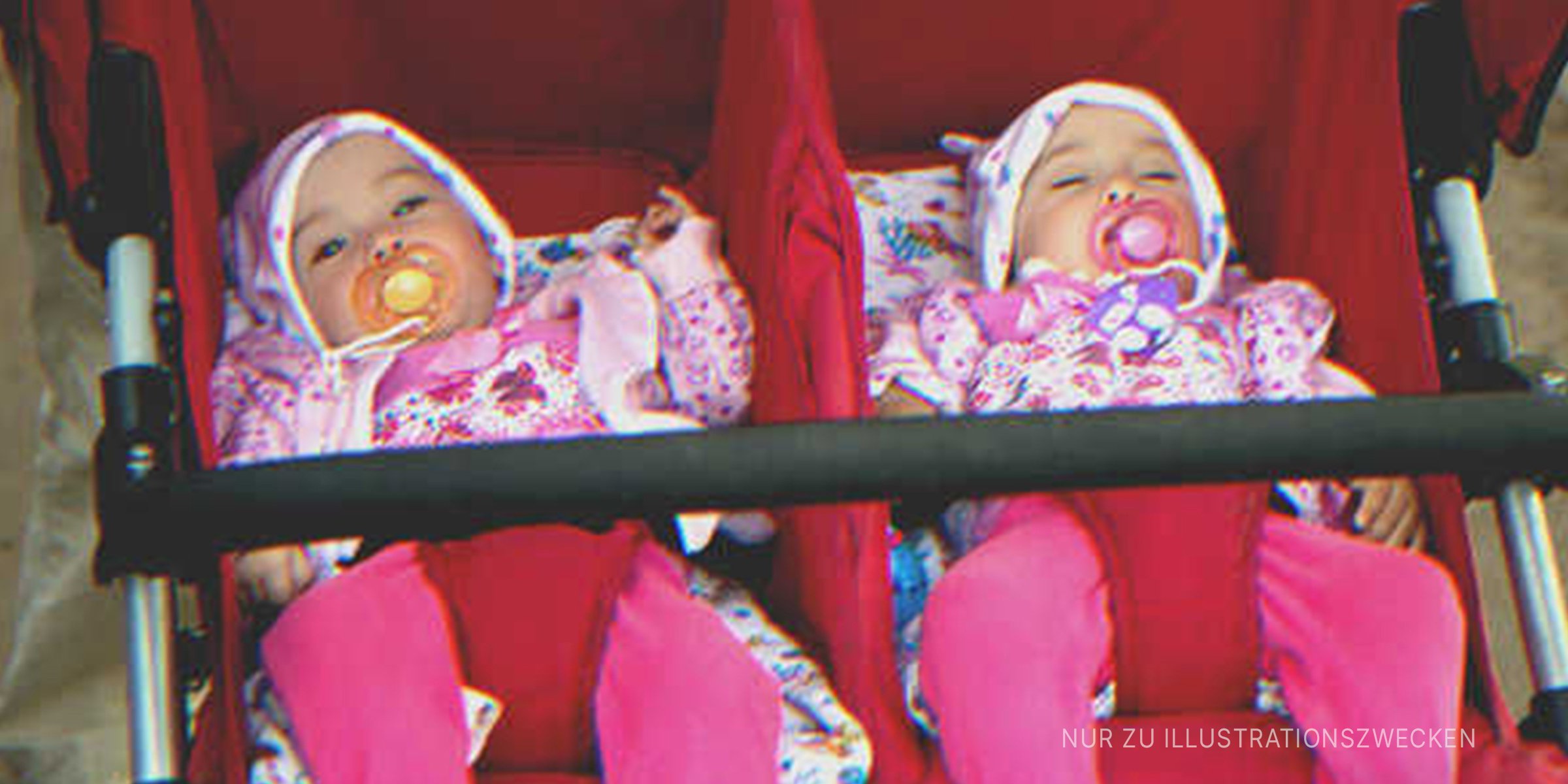 Zwillinge in einem Kinderwagen. | Quelle: Shutterstock