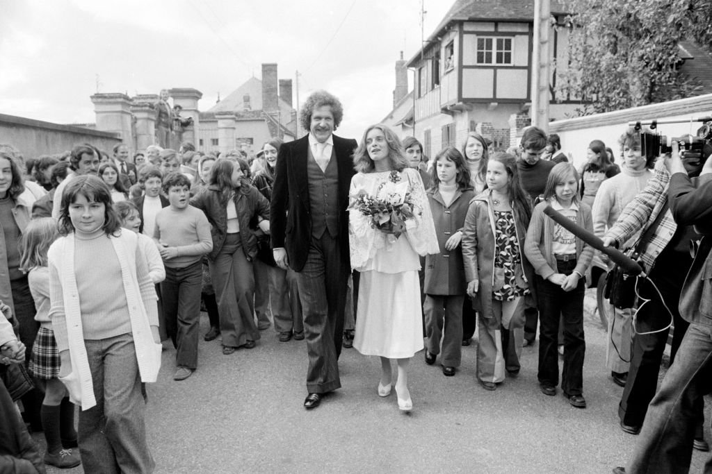 Mariage du chanteur Mort Shuman avec Elisabeth Moreau à Villiers-Saint-Benoît le 28 septembre 1974, France. | Photo : Getty Images Mariage du chanteur Mort Shuman avec Elisabeth Moreau à Villiers-Saint-Benoît le 28 septembre 1974, France. | Photo : Getty Images