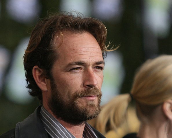 Luke Perry arrive à Chevy Rocks The Future au Buena Vista Lot au Walt Disney Studios le 19 février 2008 à Burbank, Californie. | Photo : Getty Images