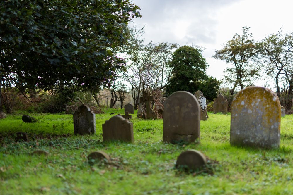 Ein ländlicher Friedhof mit einer Mischung aus unterschiedlich geformten Grabsteinen. I Quelle: Shutterstock