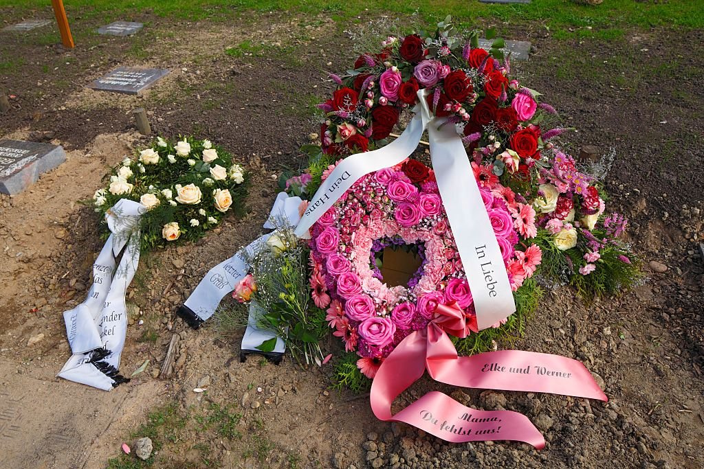 GERMANY OUT Friedhof, Tod, Trauer, Grab, Urne, Blumen, Kranz, Schleifen.  | Foto von: Werner OTTO/ullstein Bild via Getty Images