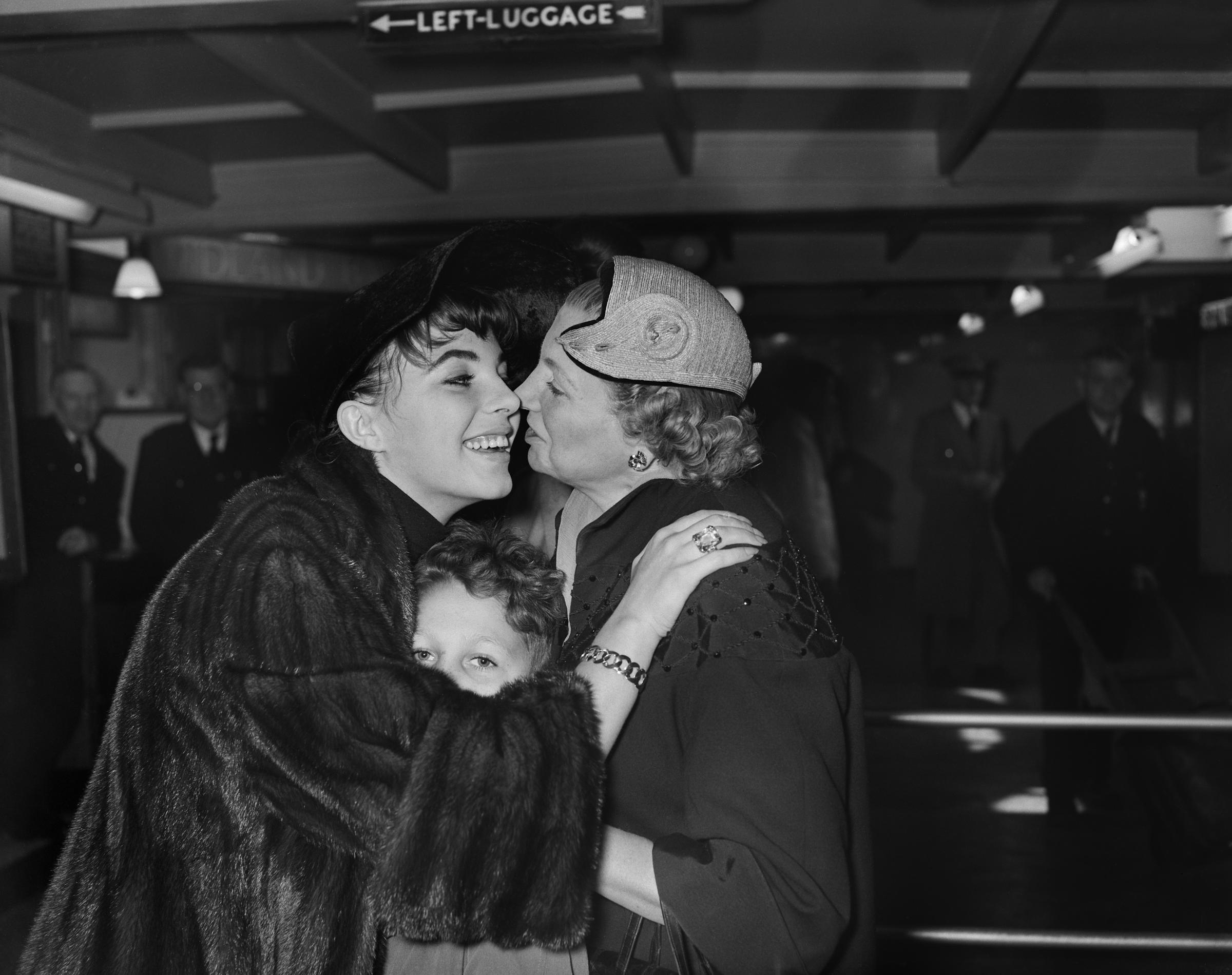 Joan, Elsa, and Bill Collins at the London Airport, Britain, on October 6, 1955. | Source: Getty Images