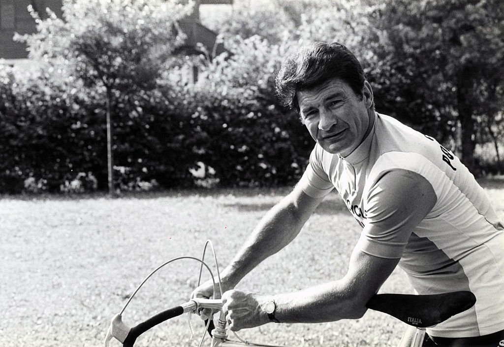 Le cycliste français Raymond Poulidor teste un vélo et la distance entre le guidon et le siège. France, 21/07/1982 | Source : Getty Images.