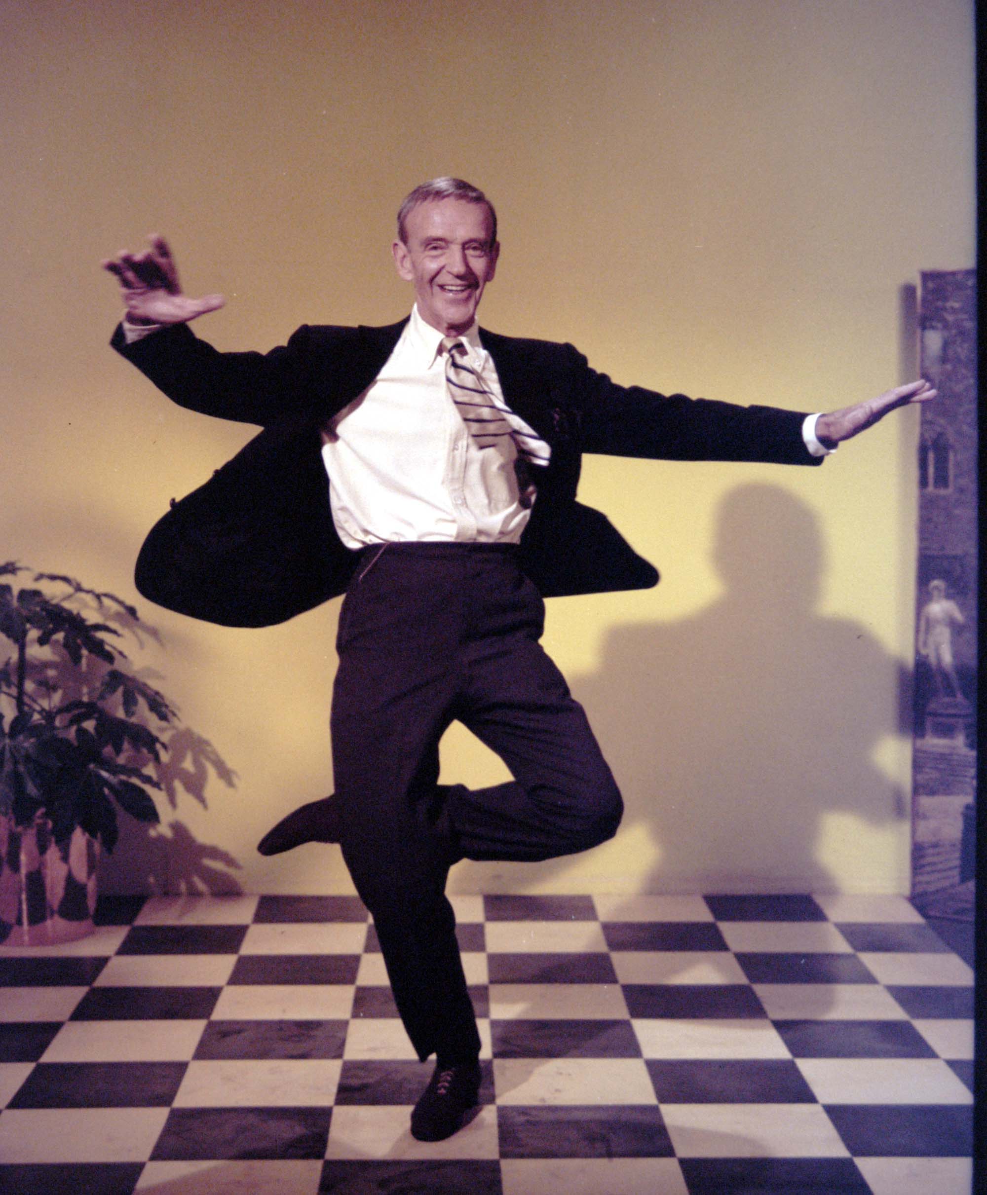 El actor, cantante y bailarín estadounidense, Fred Astaire. | Foto: Getty Images