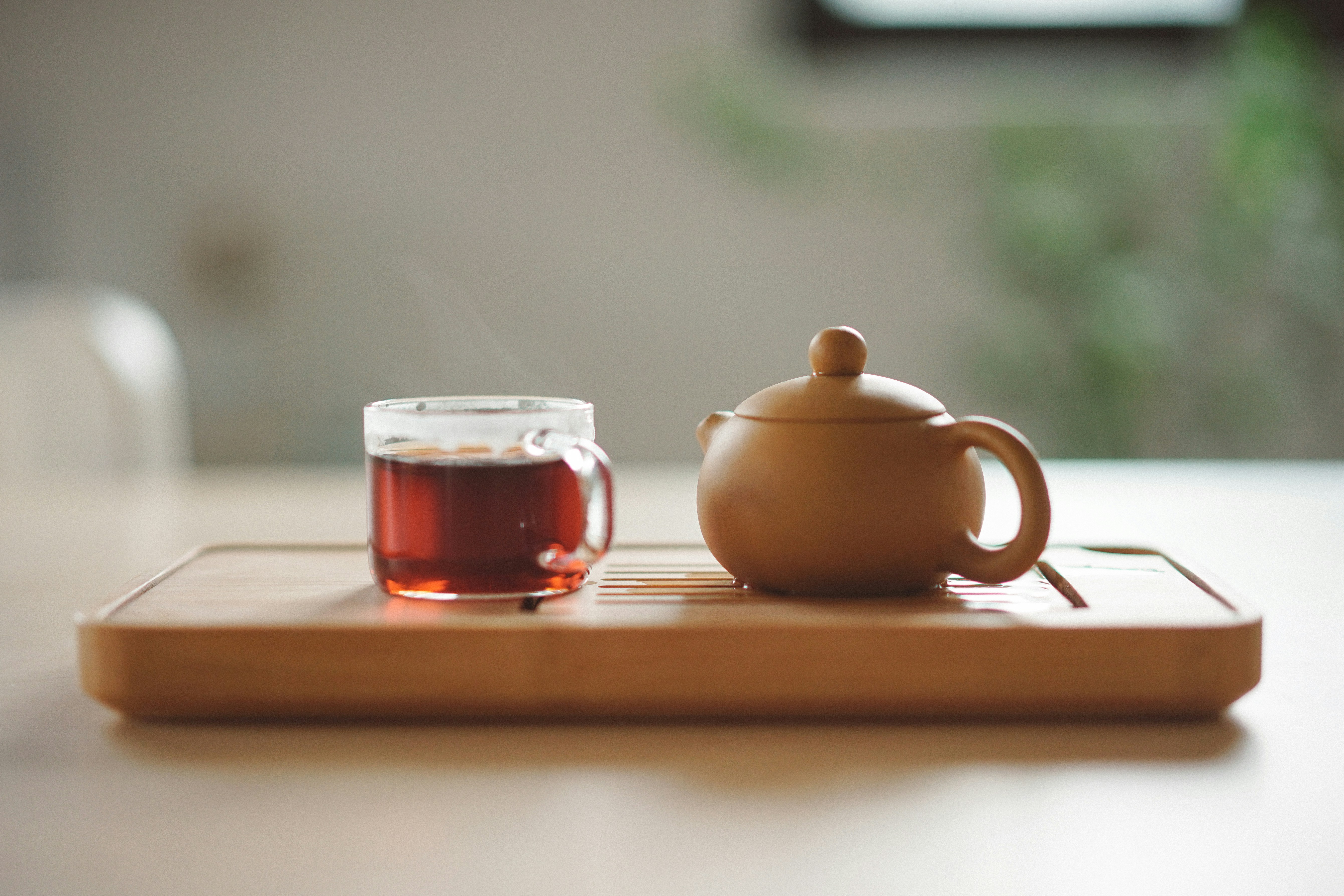 A tray with a tea pot and a tea cup | Source: Unsplash
