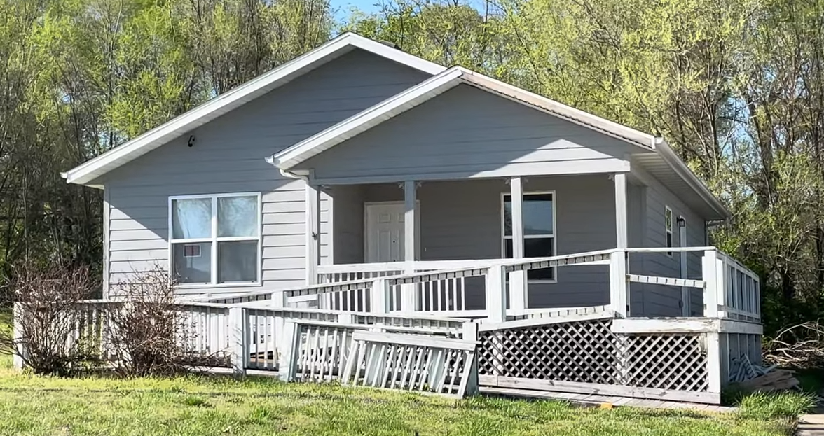 Gypsy Rose Blanchard's former house before repainting, dated July 9, 2021 | Source: YouTube/@kcvids816