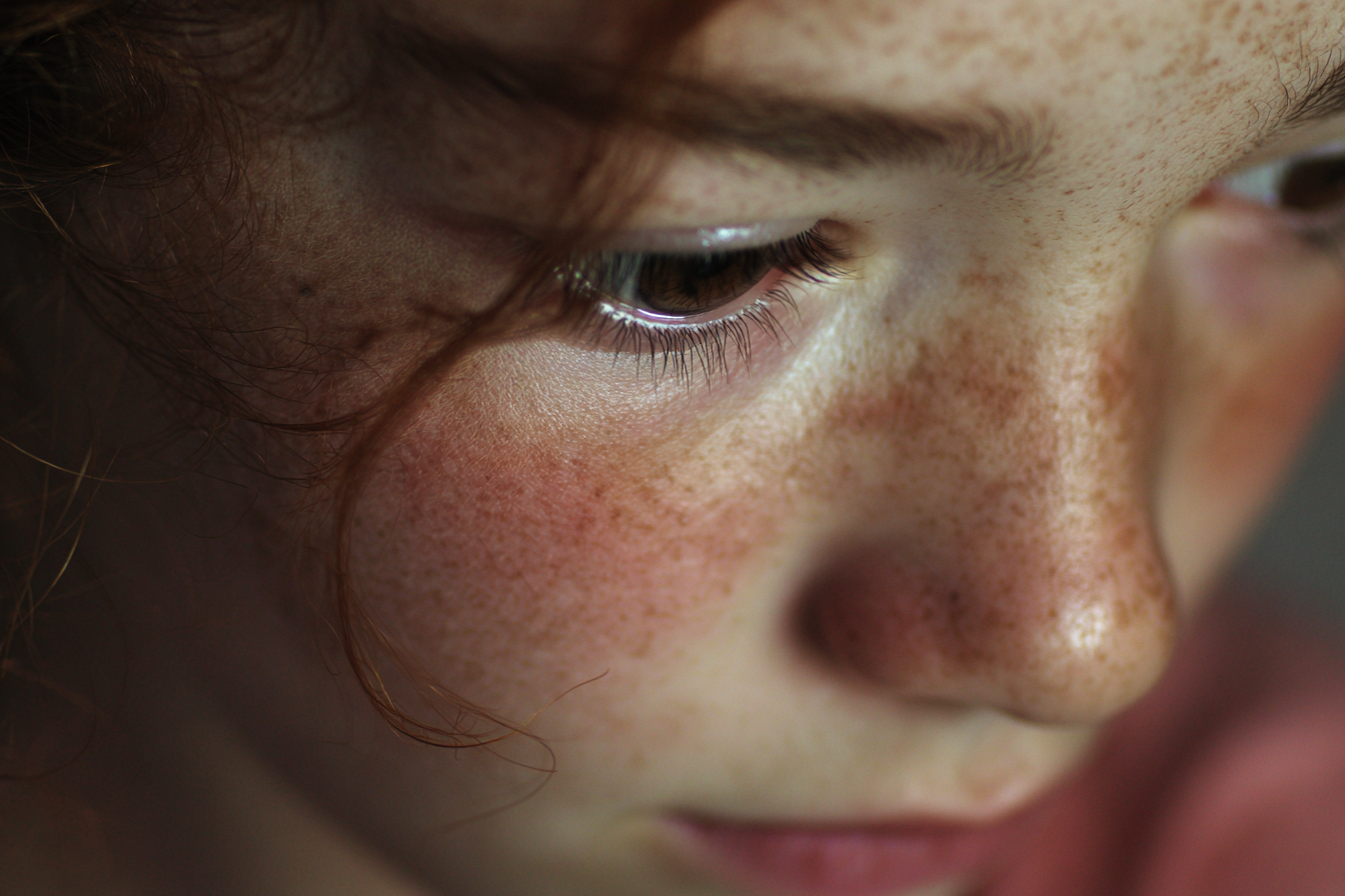 A girl looking down | Source: Midjourney