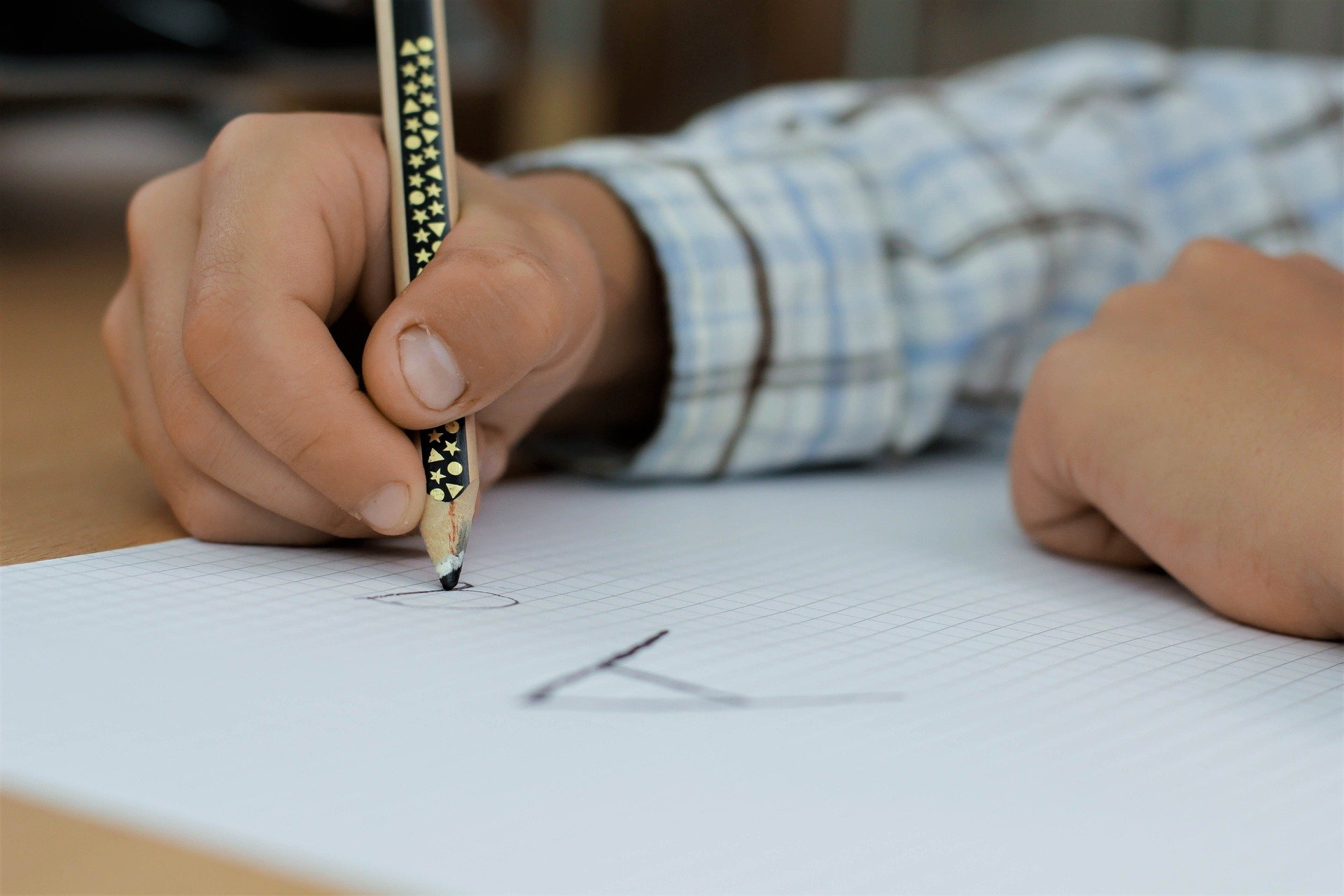 Un élève en train d'écrire. | Photo : Pixabay