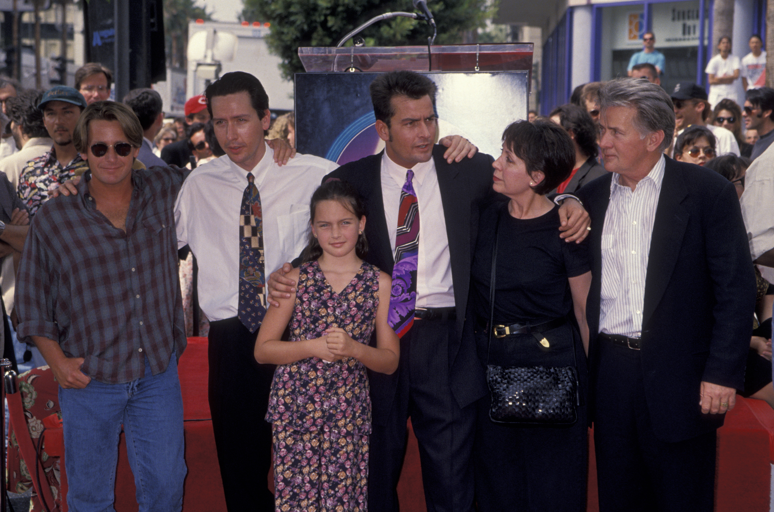 Emilio Estevez, Ramone Estevez, Charlie Sheen, Janet und Martin Sheen bei der Ehrung von Charlie Sheen mit einem Stern auf dem Hollywood Walk of Fame am 23. September 1994 | Quelle: Getty Images
