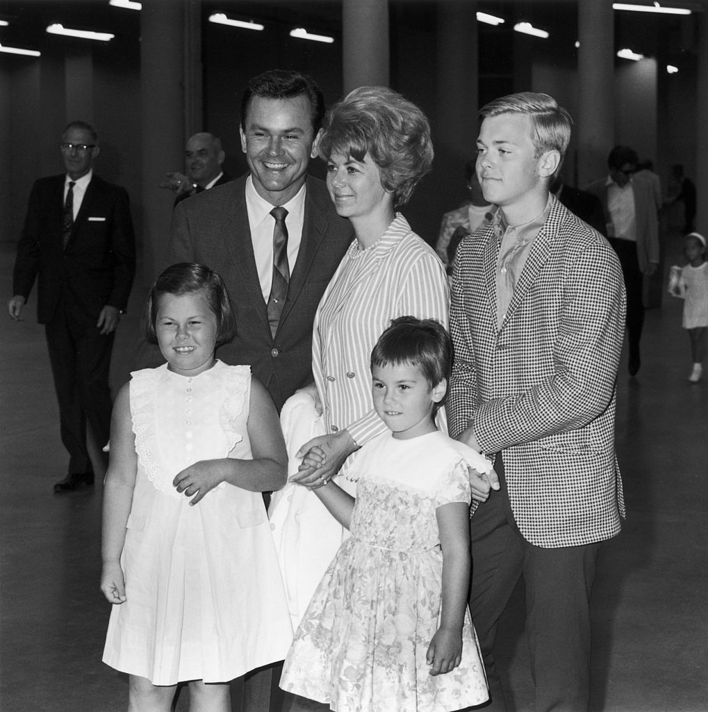 Bob Crane steht und lächelt neben seiner ersten Frau, Anne Terzian, ihrem Sohn und zwei Töchtern bei einer Zirkuseröffnung in Kalifornien. (Foto von Max B. Miller / Fotos International) I Quelle: Getty Images