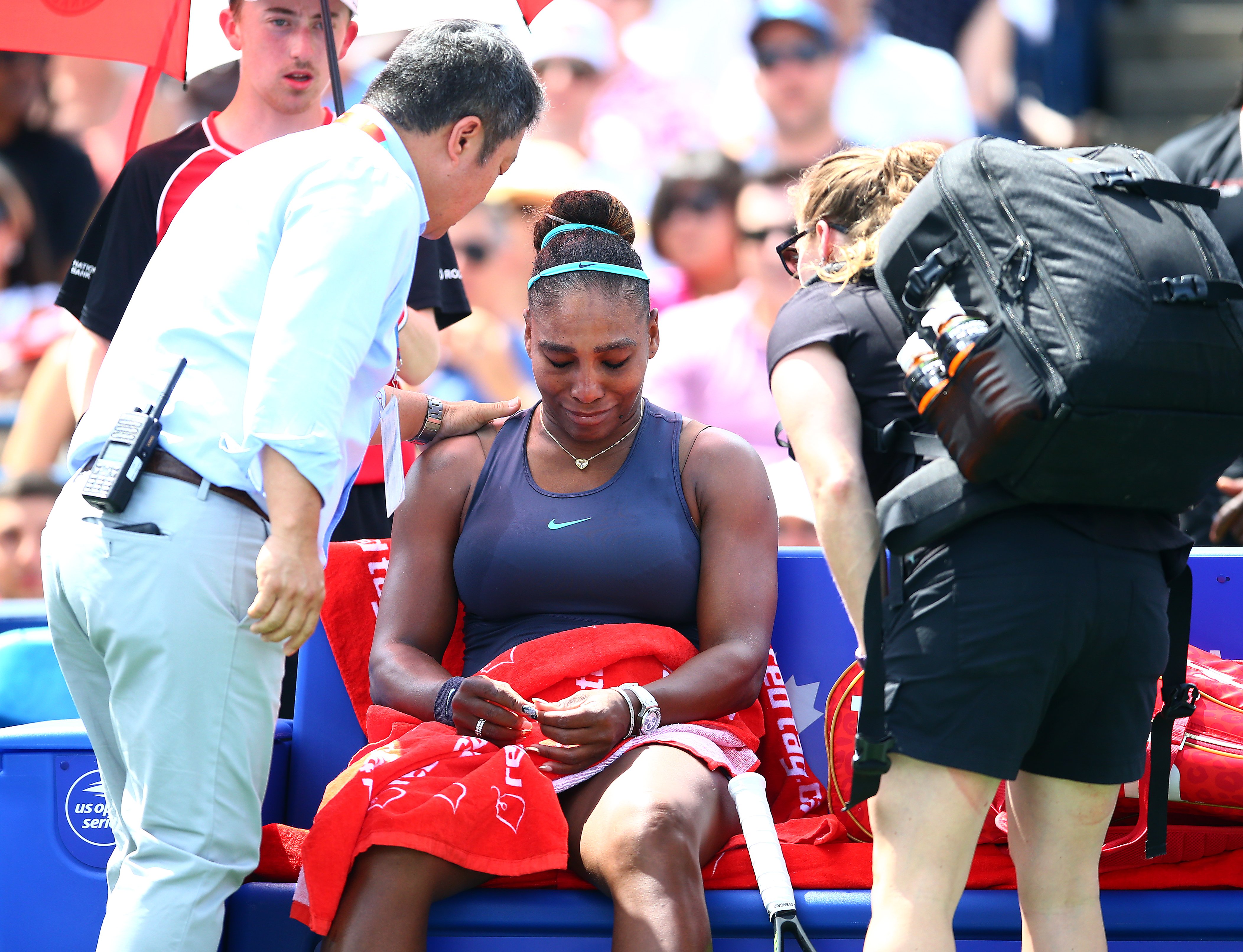 Serena Williams sitting on a bench after suffering a back injury at the 2019 Rogers Cup in Toronto, Canada. | Photo: Getty Images