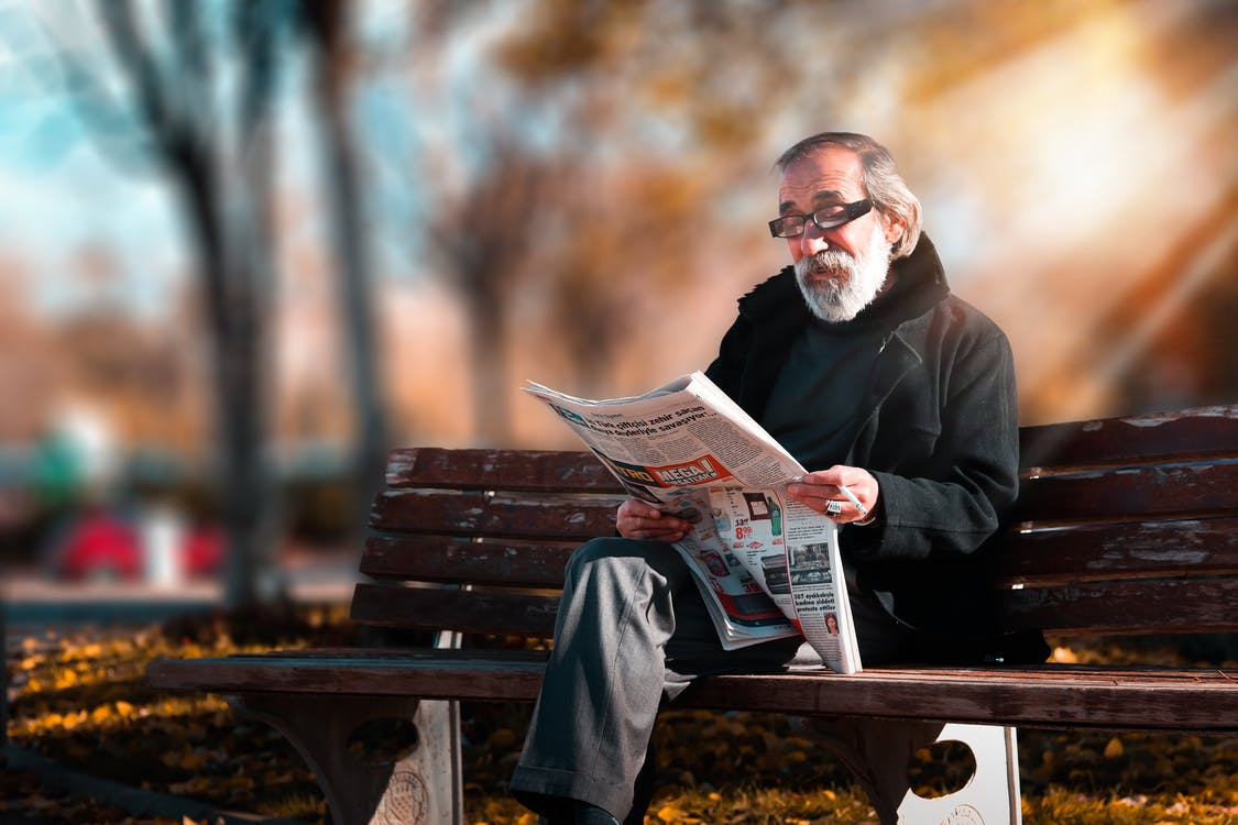 Neil was reading the paper in the park when he spotted Ariel with the stroller. | Source: Pexels