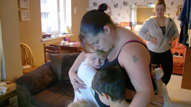 La mère serre ses enfants dans ses bras. l Source: Channel 5