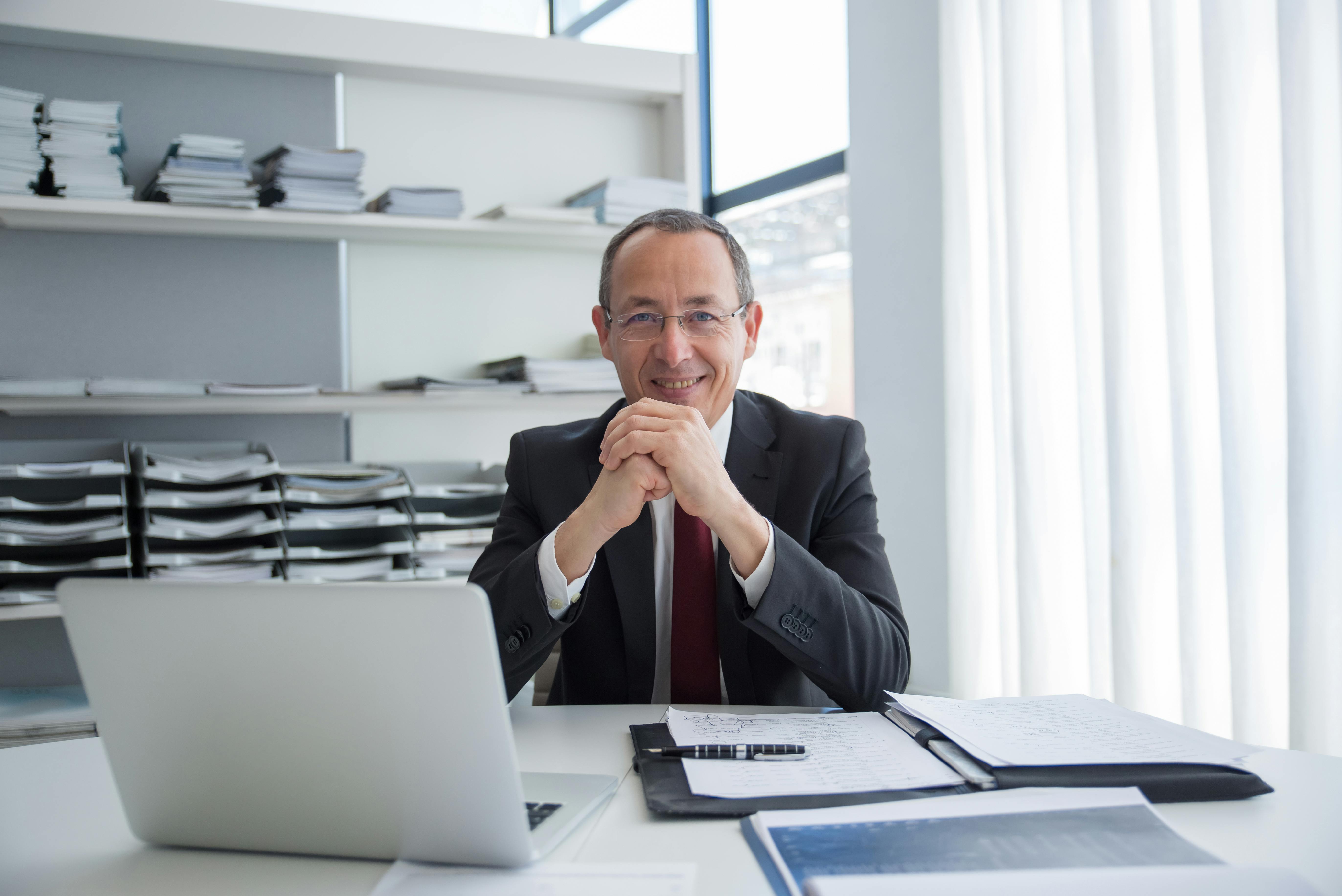 A senior man looking genuinely pleased | Source: Pexels