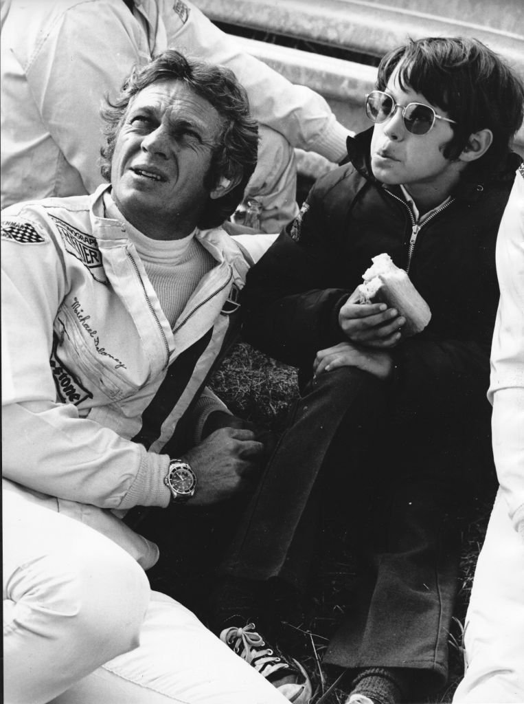 Actor Steve McQueen relaxes with his son Chad as he stars in the movie 'Le Mans' on June 24, 1971. | Photo: Getty Images