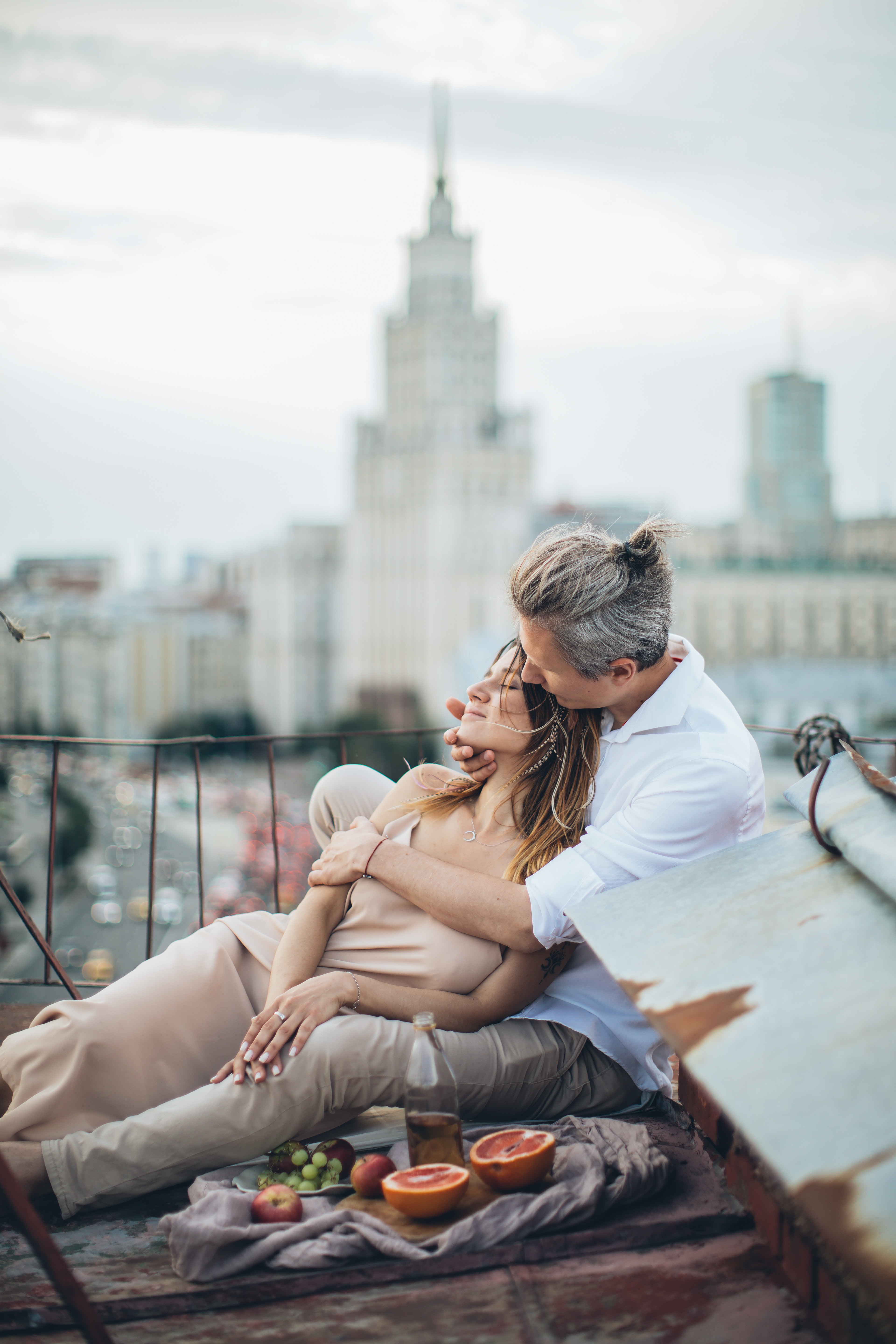 Couple on a date on a rooftop. | Source: Pexels