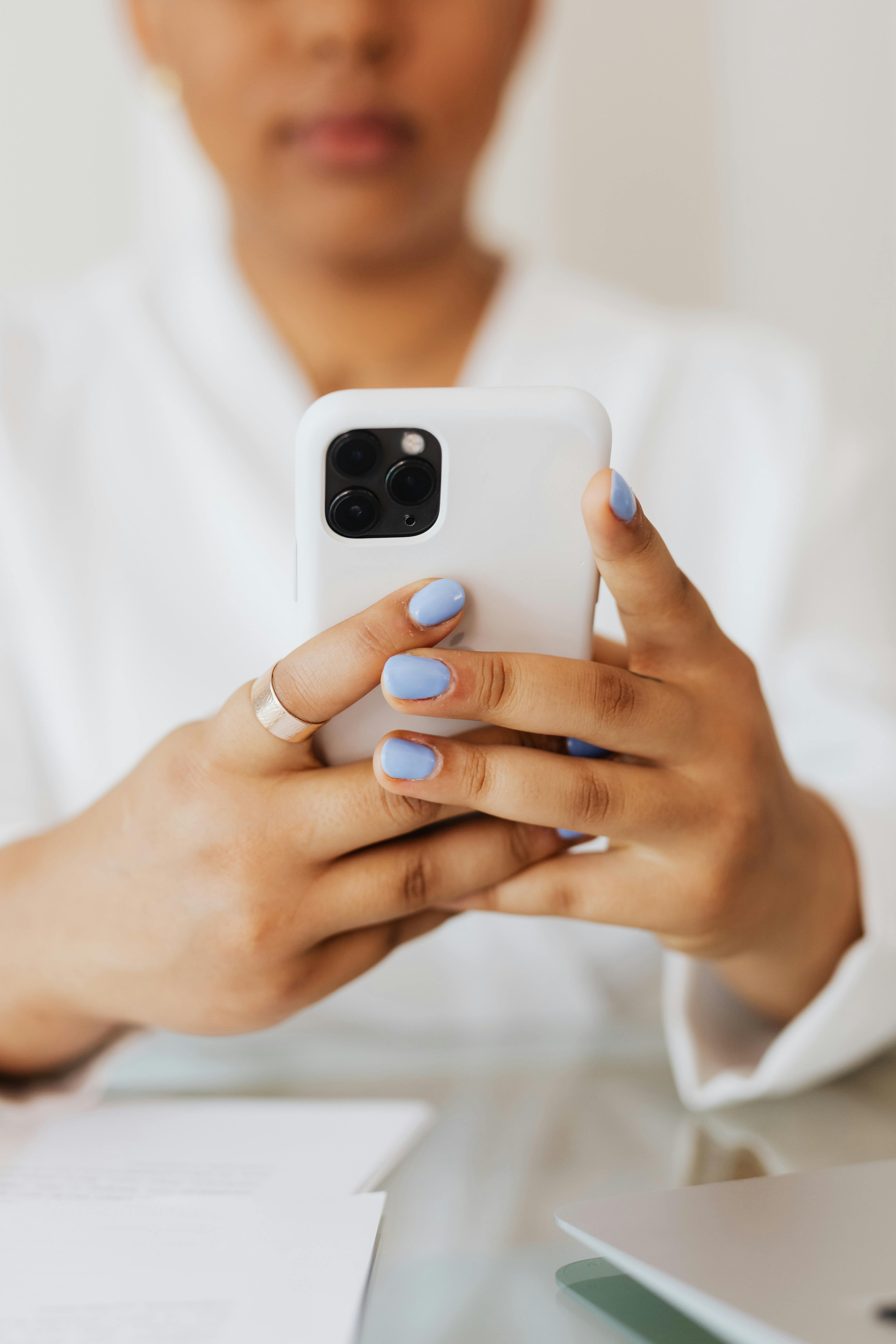 A person using a cellphone | Source: Pexels