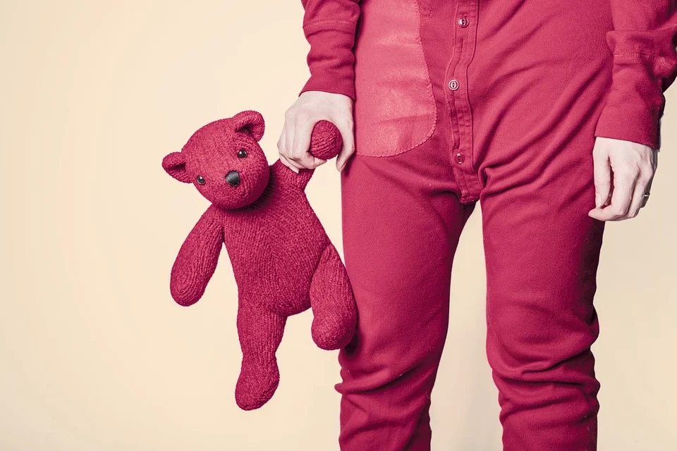 Joven con un oso para dormir en la mano. | Foto: Pixabay