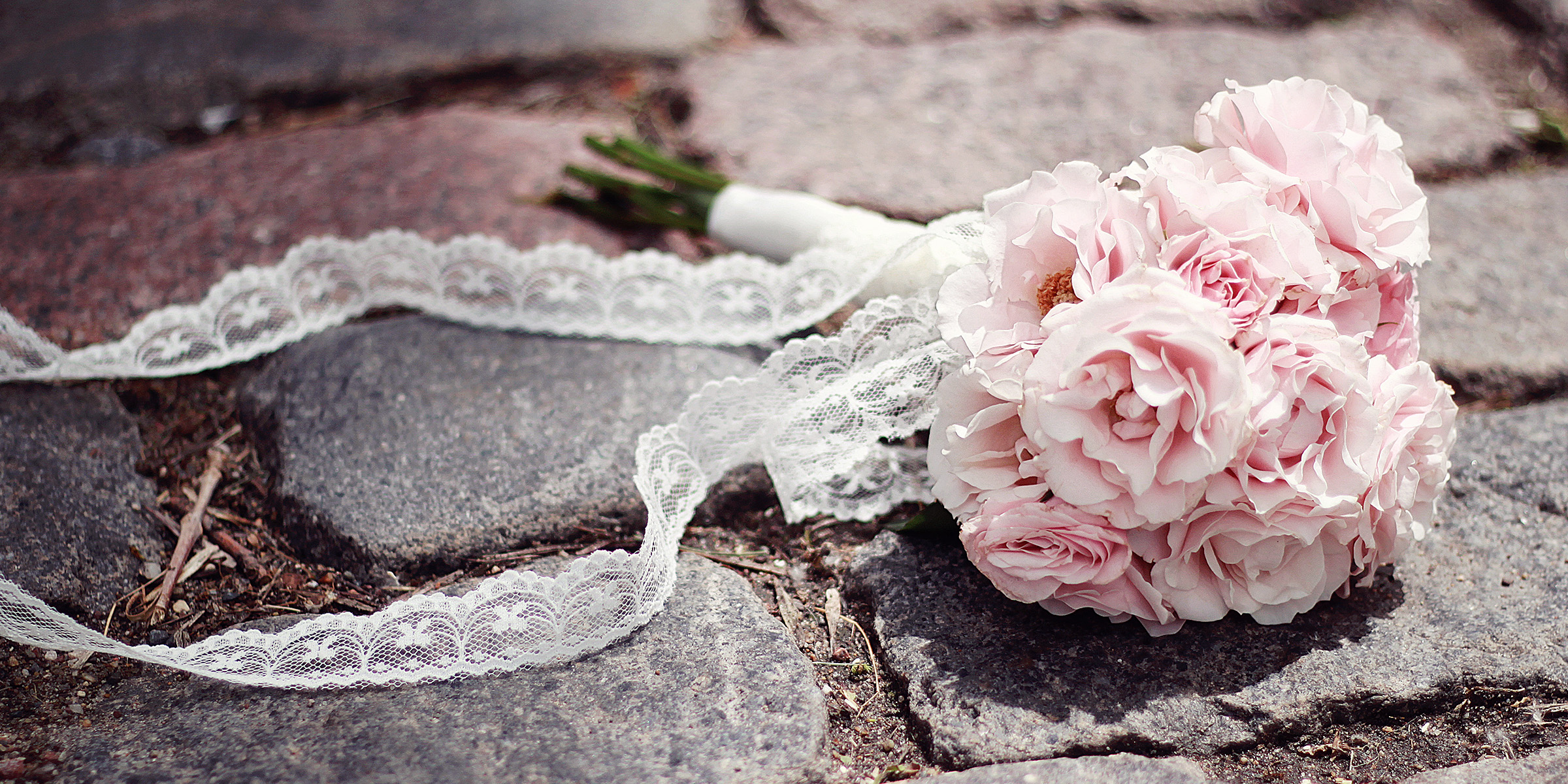 A bridal bouquet lying on a conrete surface | Source: Shutterstock