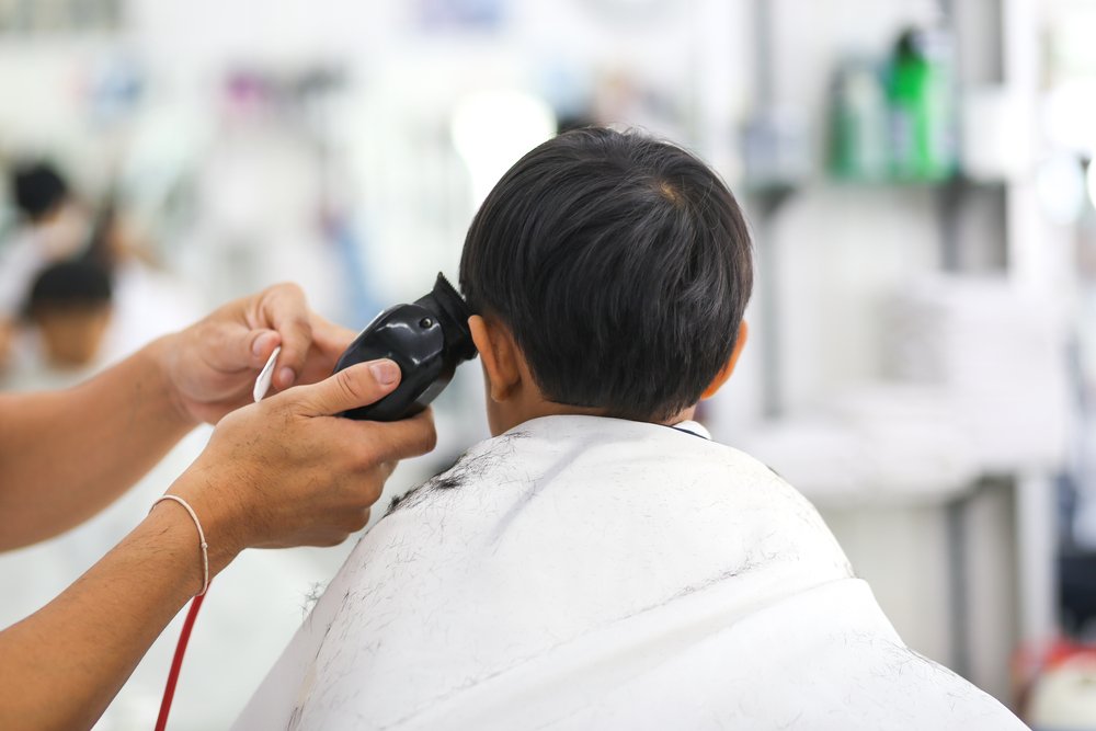 Estilista cortando el cabello a un chico.  | Foto: Shutterstock