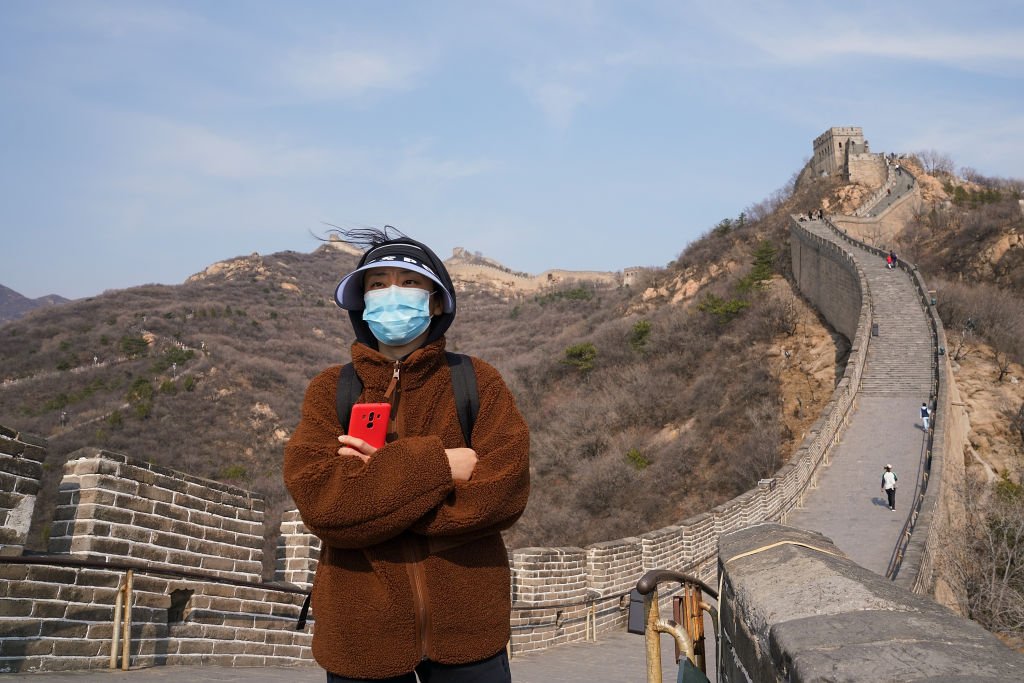 Joven turista visita la Gran Muralla de Badaling el 24 de marzo de 2020 en Beijing, China. | Foto: Getty Images