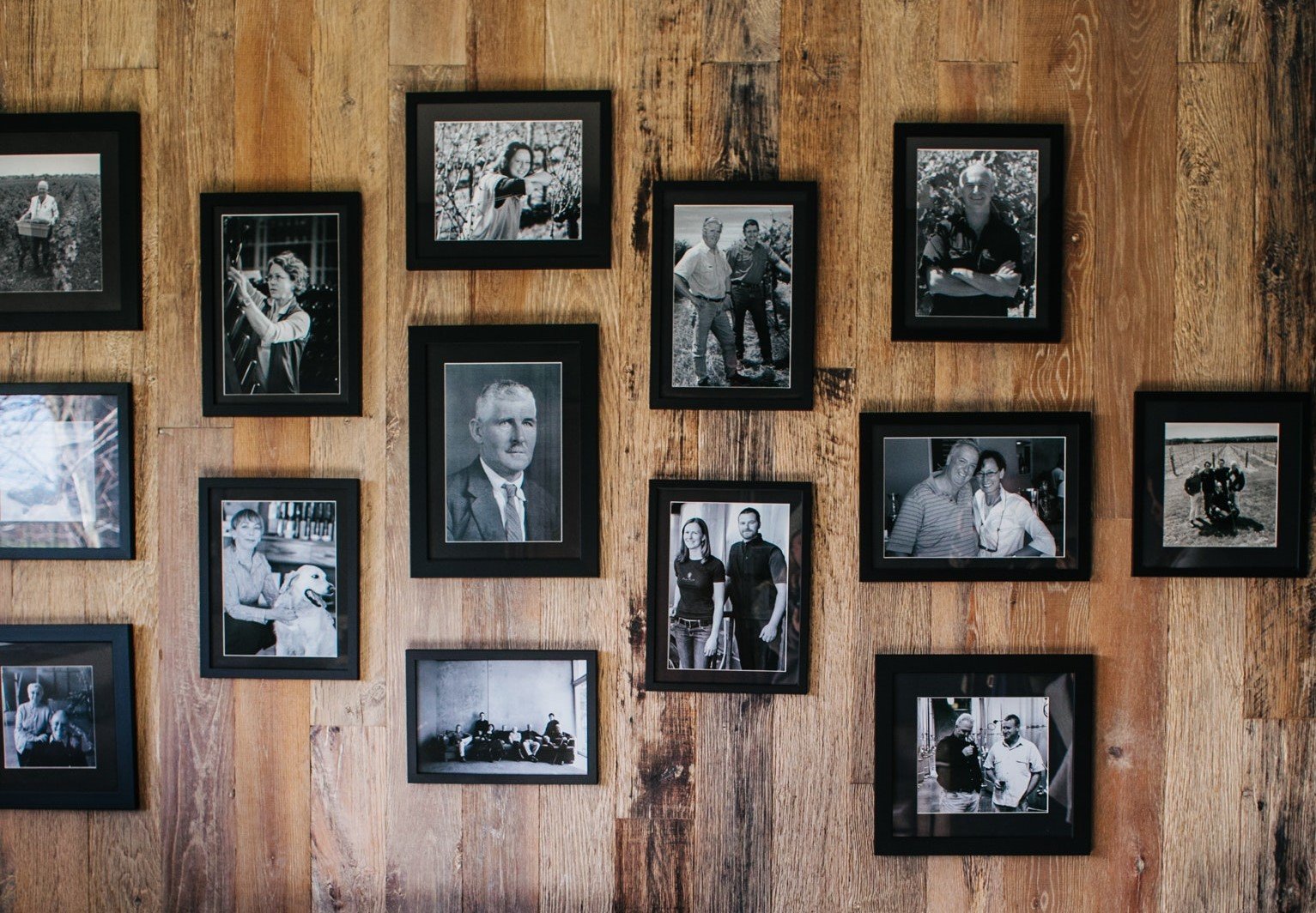 Monica was surprised at the collection of old photos in old Charles's bedroom. | Source: Pexels