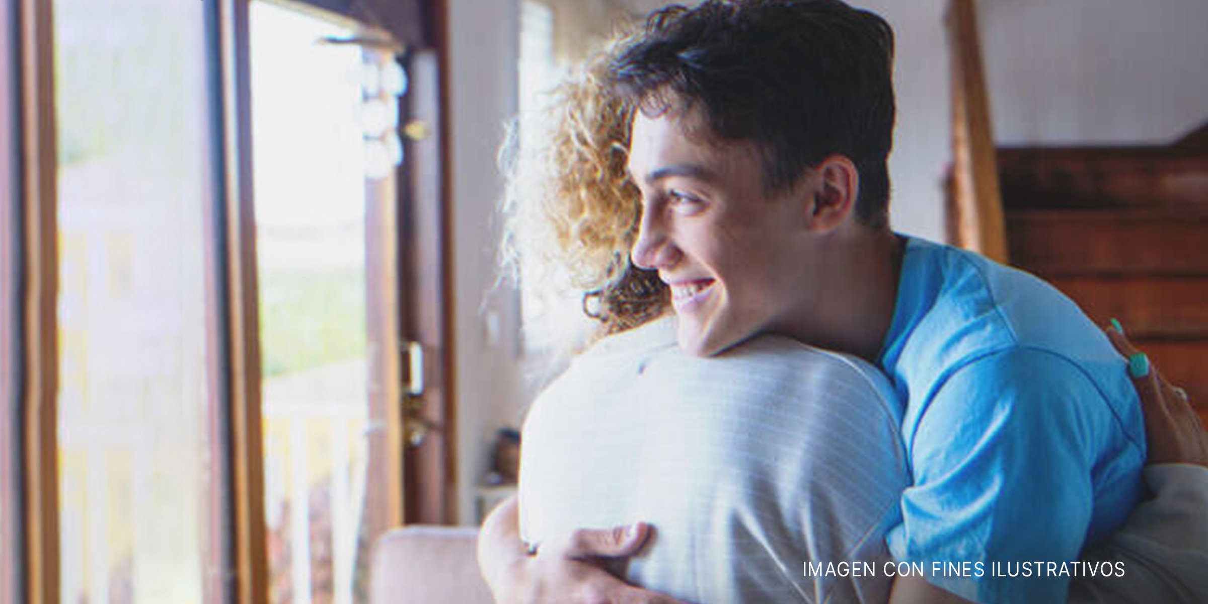 Un adolescente abrazando a su madre. | Foto: Shutterstock