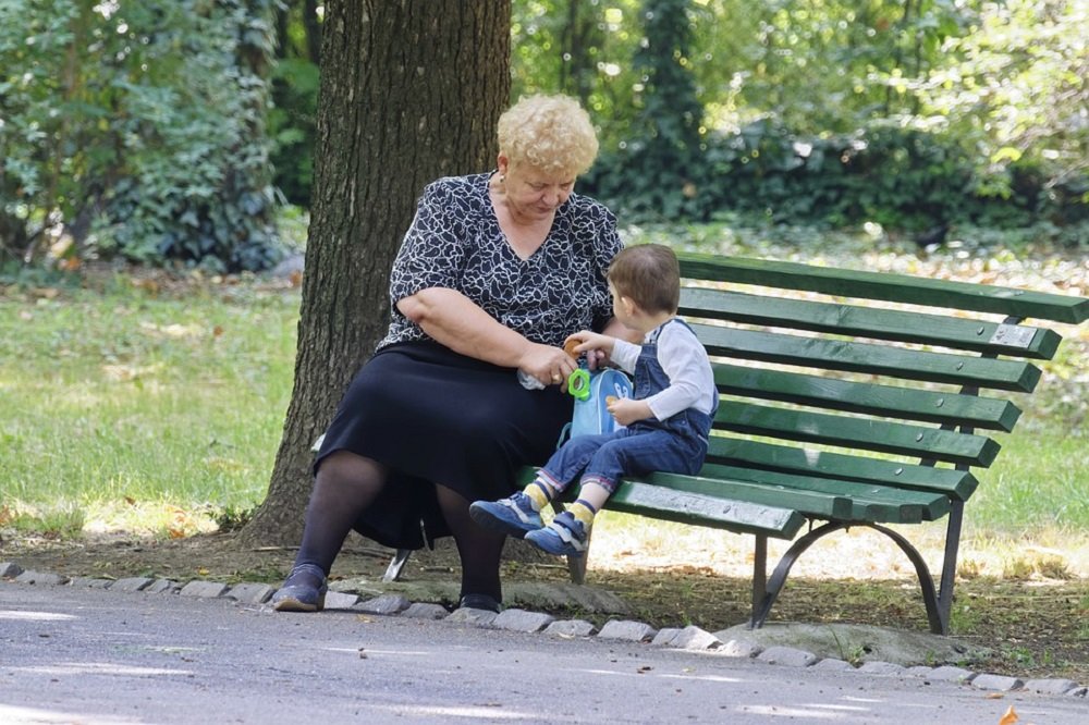 A grandmother and her grandson playing in a park in a sunny day | Image: Pixabay.