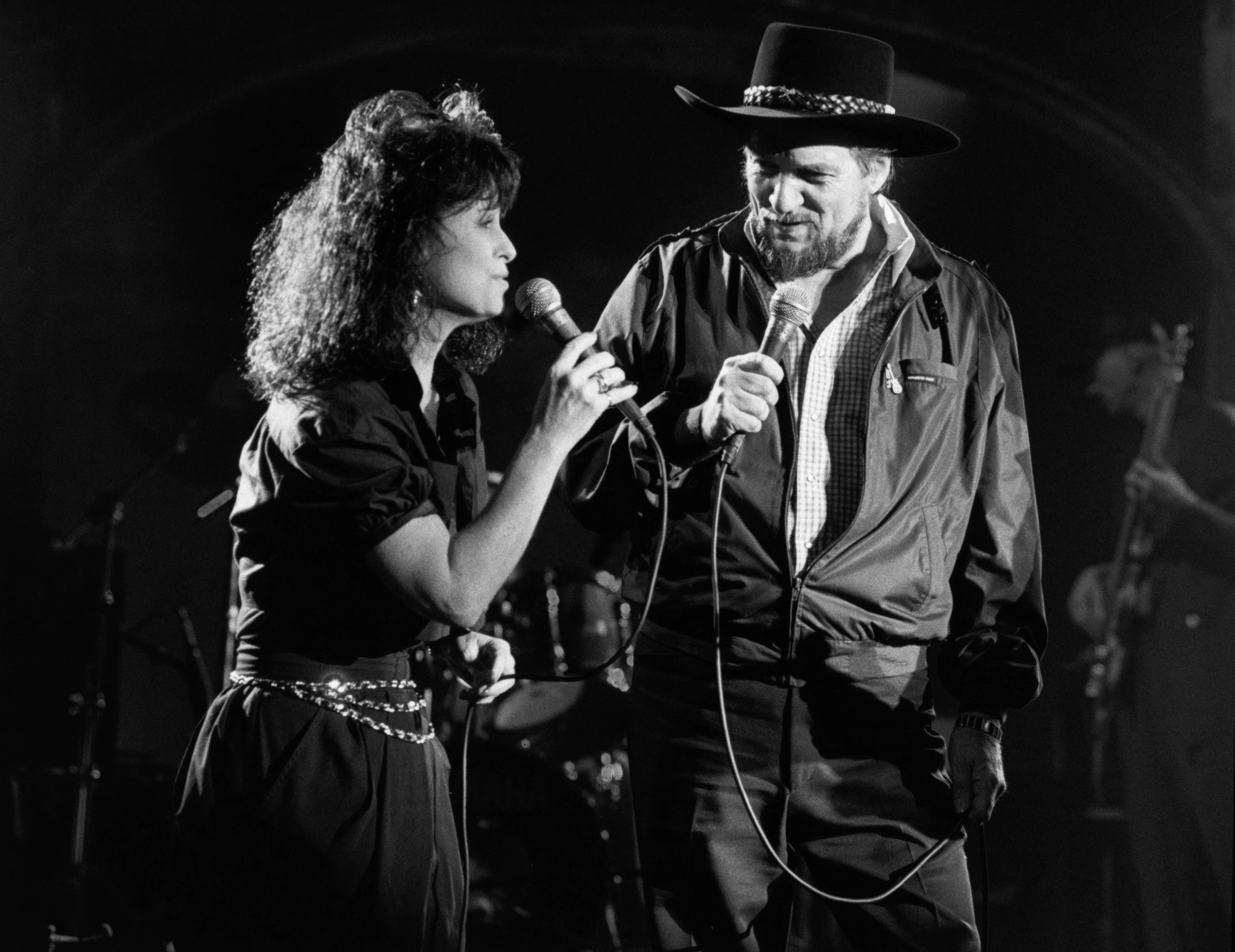  Jessi Colter and Waylon Jennings in January 1988 | Source: Getty Images