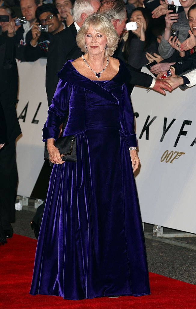 Camilla asiste al estreno mundial real de 'Skyfall' en el Royal Albert Hall el 23 de octubre de 2012 en Londres, Inglaterra. | Foto: Getty Images