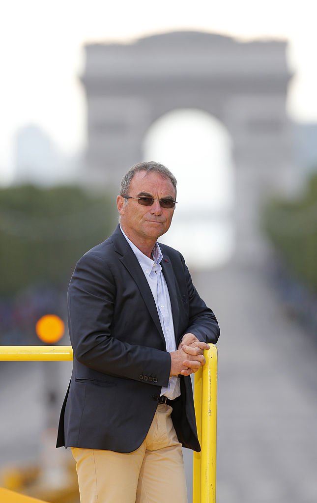 Bernard Hinault assiste à la cérémonie de remise des trophées, à Paris. | Photo : Getty Images Bernard Hinault assiste à la cérémonie de remise des trophées, à Paris. | Photo : Getty Images