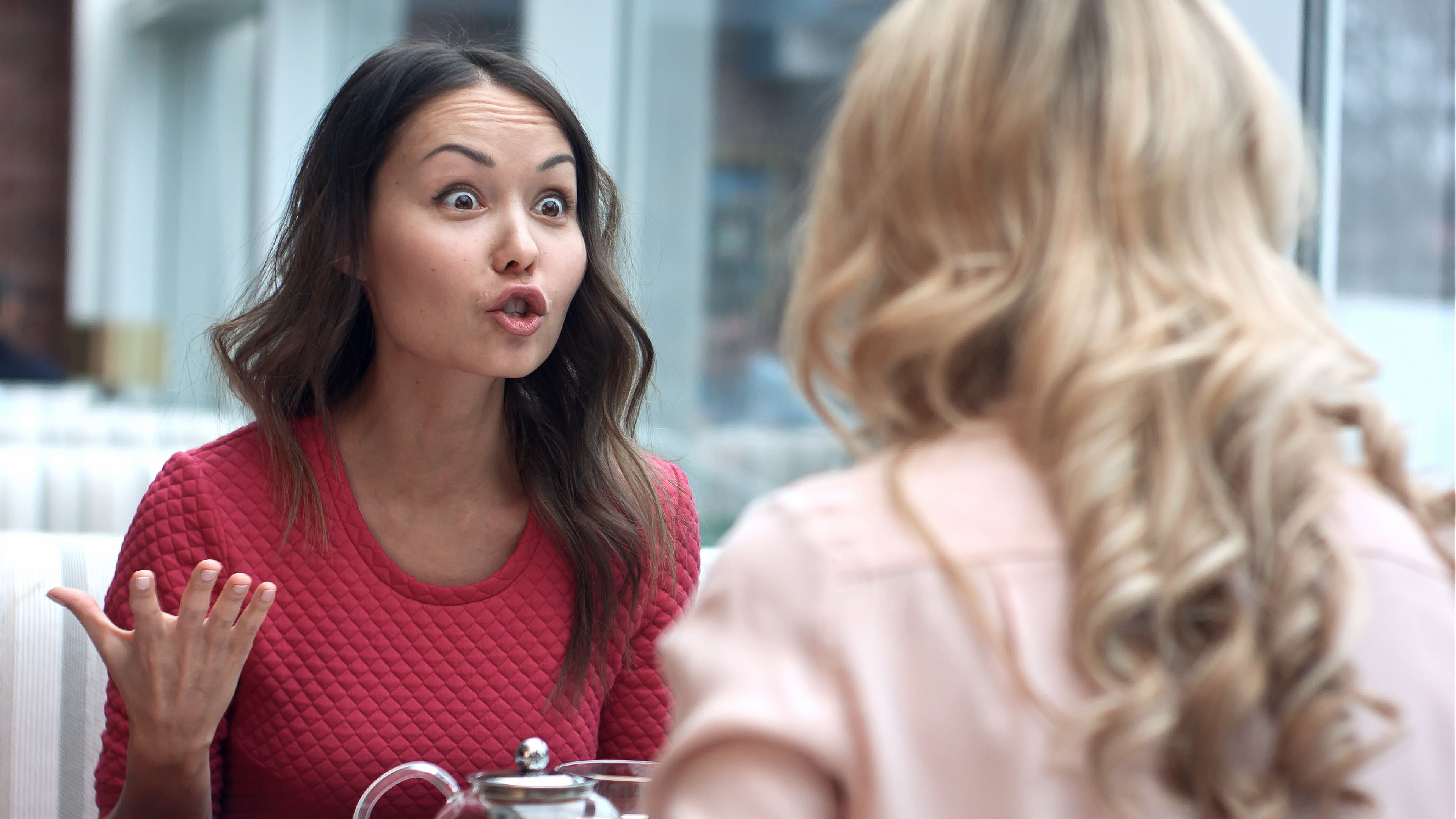 Знающая сестра. Спорить с женщиной. Свидание в кафе. Rachel is talking to a women. The woman looks Angry..