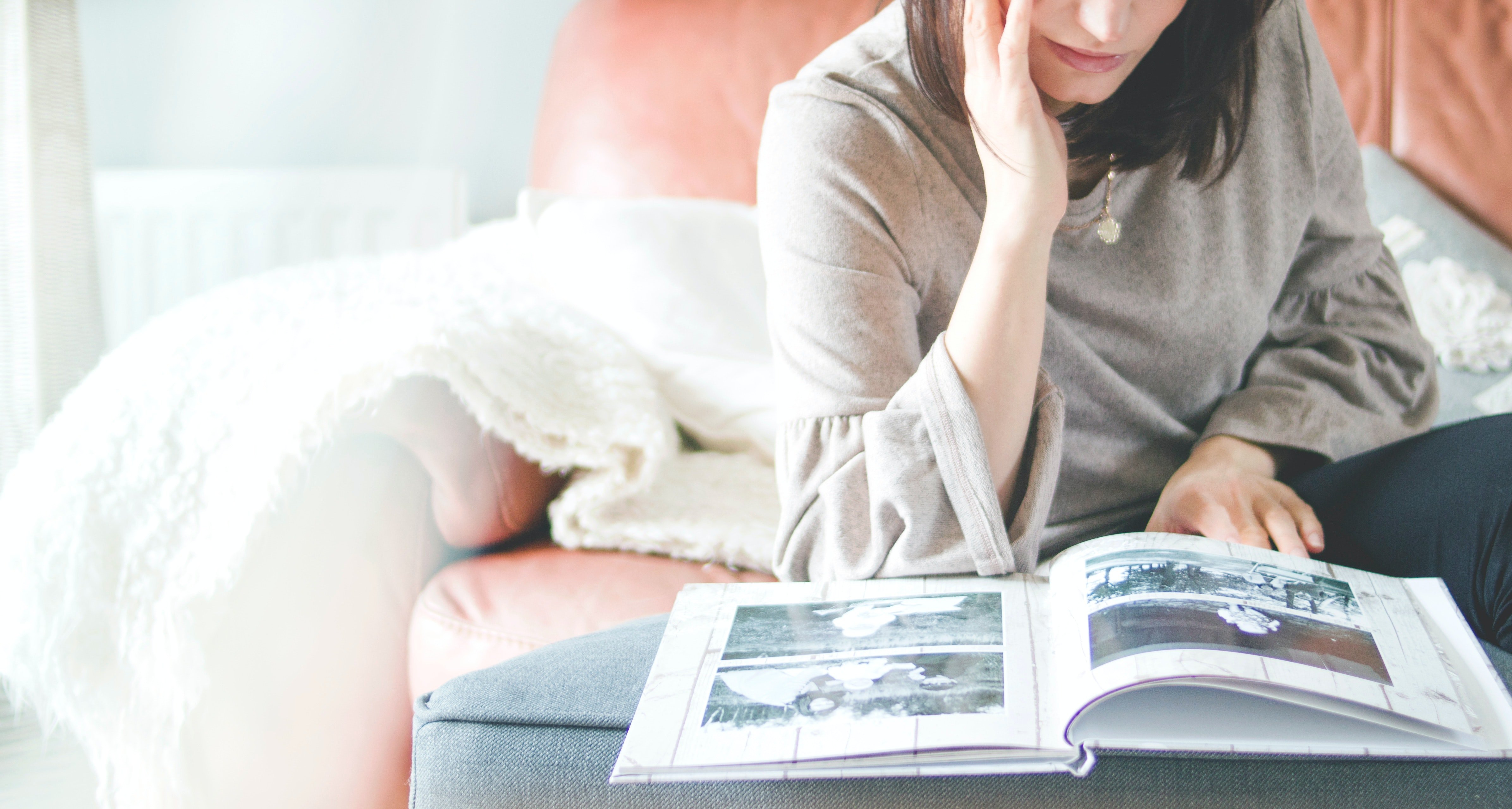 Samantha browsed through the photo album that her dad handed her. | Source: Pexels
