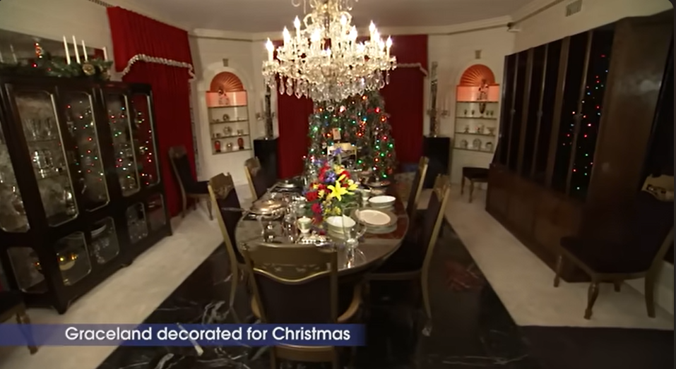Elvis Presley's Graceland mansion decorated for Christmas from a video dated February 9, 2016 | Source: youtube.com/@VisitGraceland