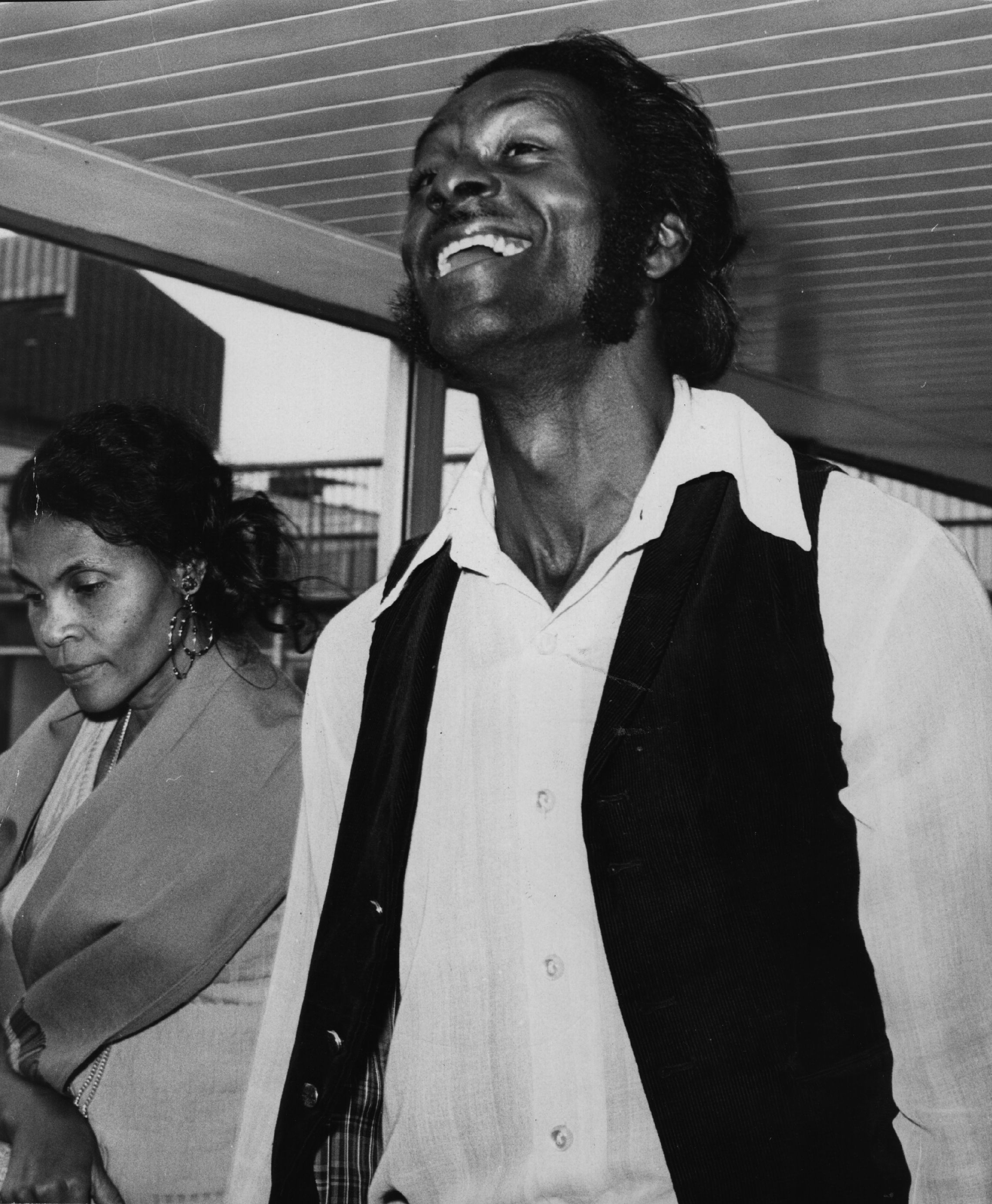 Chuck Berry and Themetta Suggs arrive at Heathrow Airport on August 1, 1972, in Hounslow, England. | Source: Getty Images