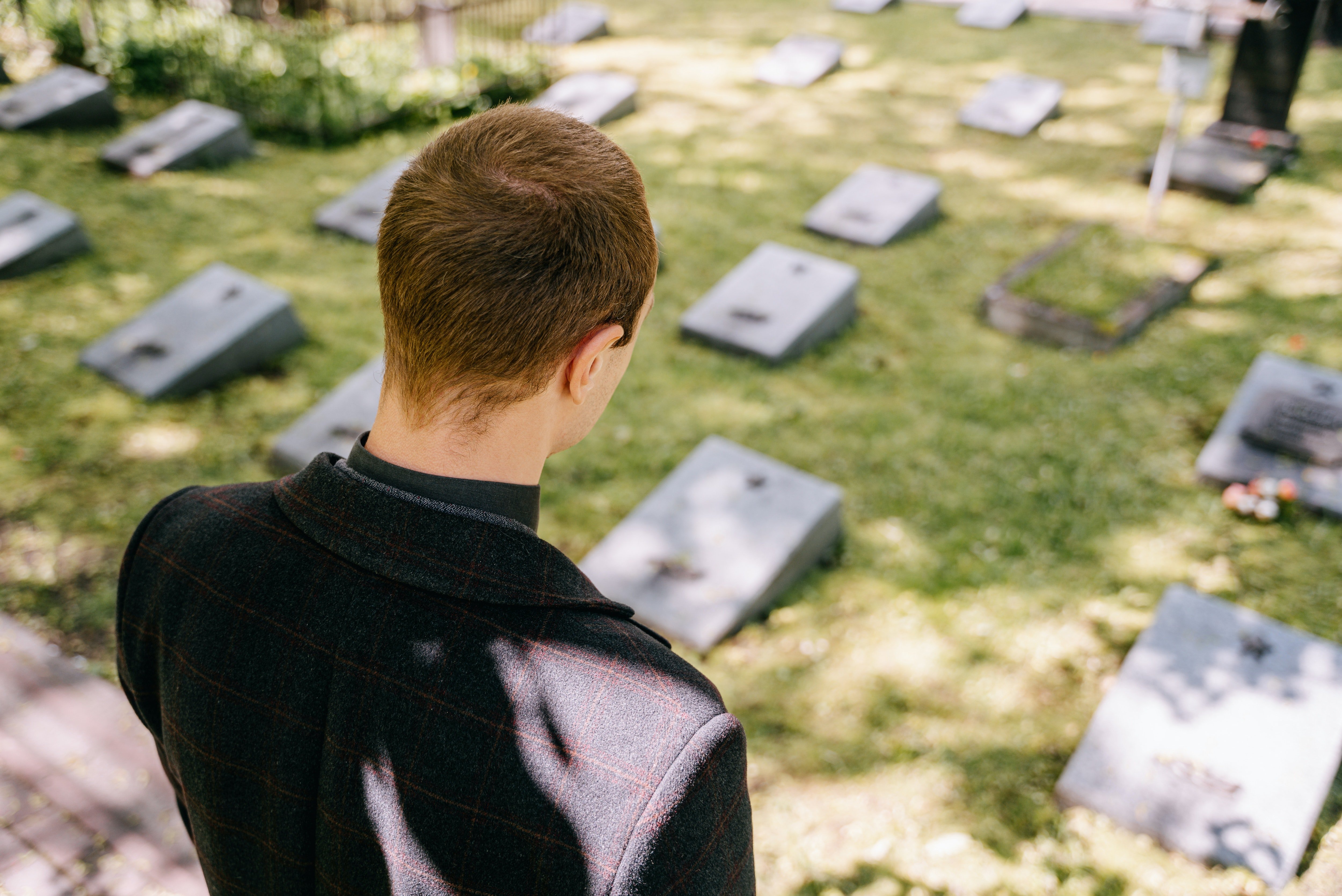 Auch 10 Jahre später konnte Todd nicht über den Tod seines Vaters hinwegkommen und er vermisste ihn. | Quelle: Pexels