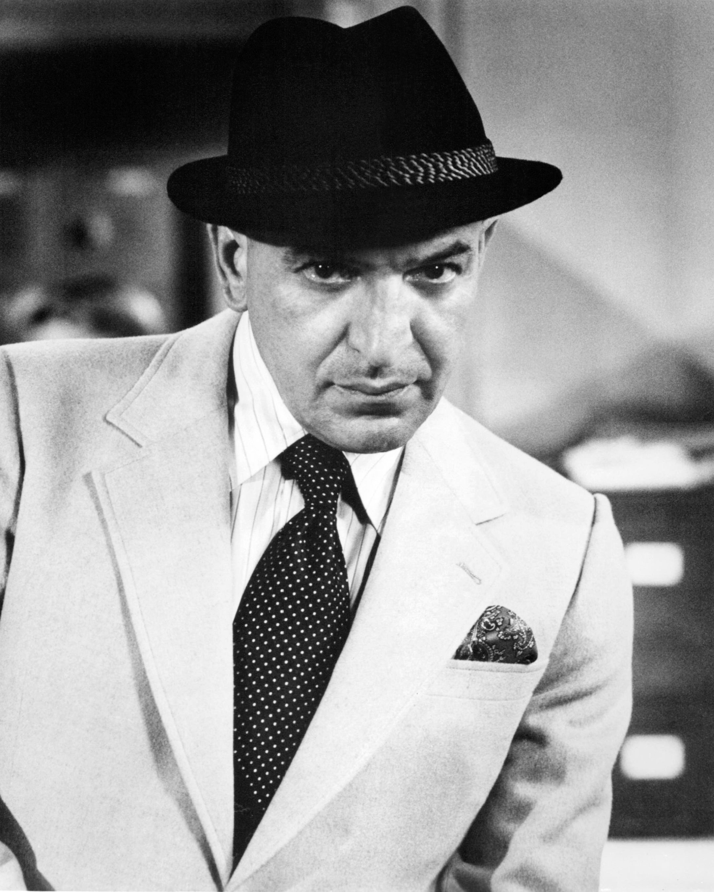 L'acteur américain Telly Savalas (1922 - 1994) en tant que détective lieutenant Theo Kojak dans la série télévisée policière 