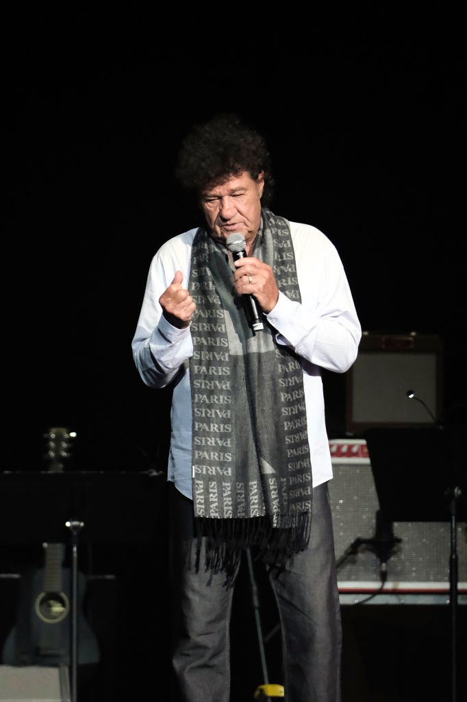 Robert Charlebois se produit lors du gala de charité contre la maladie d'Alzheimer à L'Olympia le 18 mars 2019 à Paris, France. | Photo : Getty Images