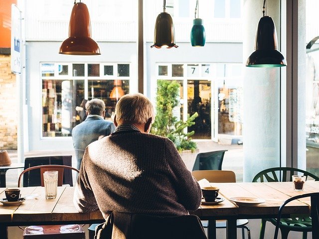 Hombre mayor sentado en un café.  | Foto: Pixabay