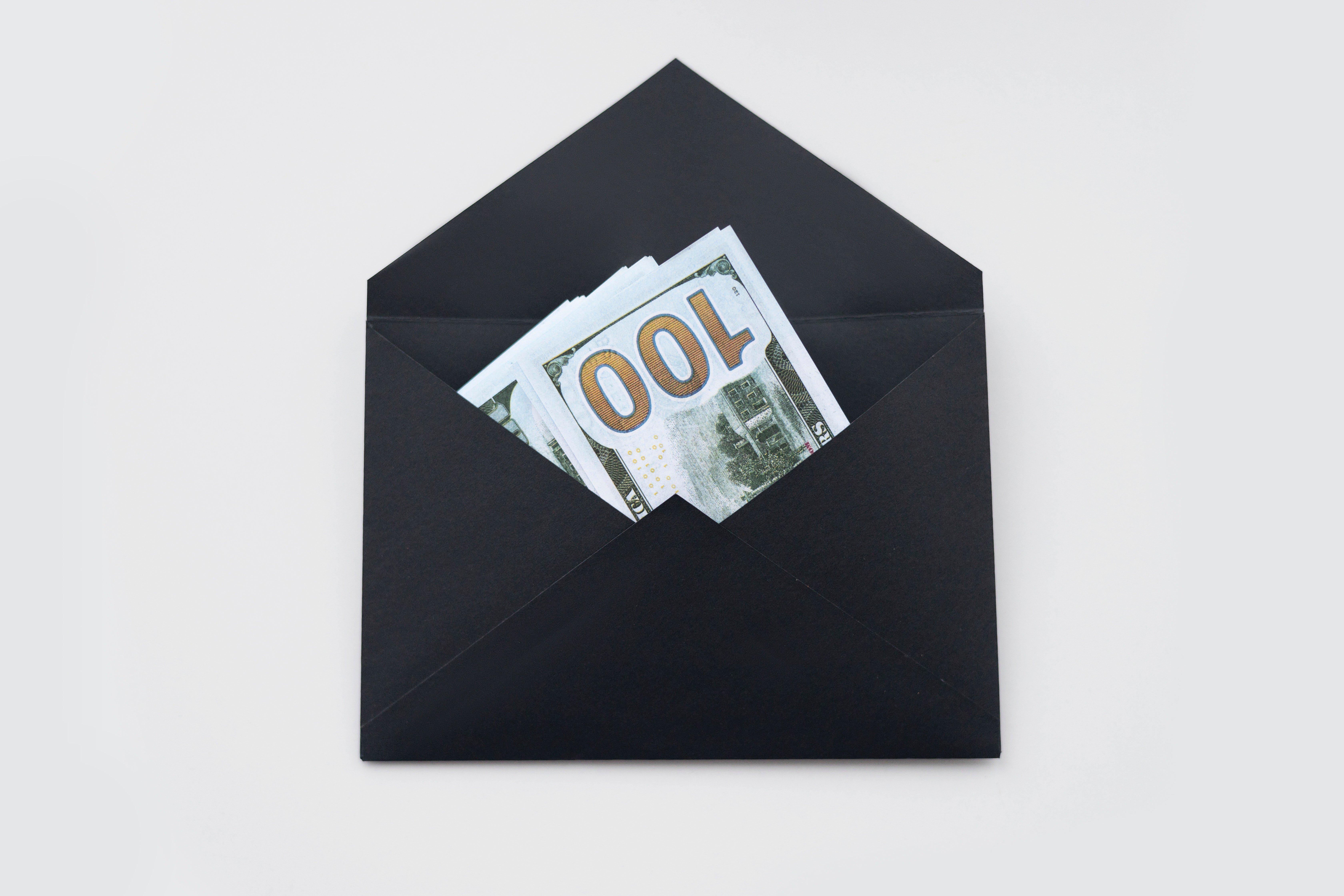 Leslie handed the young man an envelope of money. | Source: Pexels