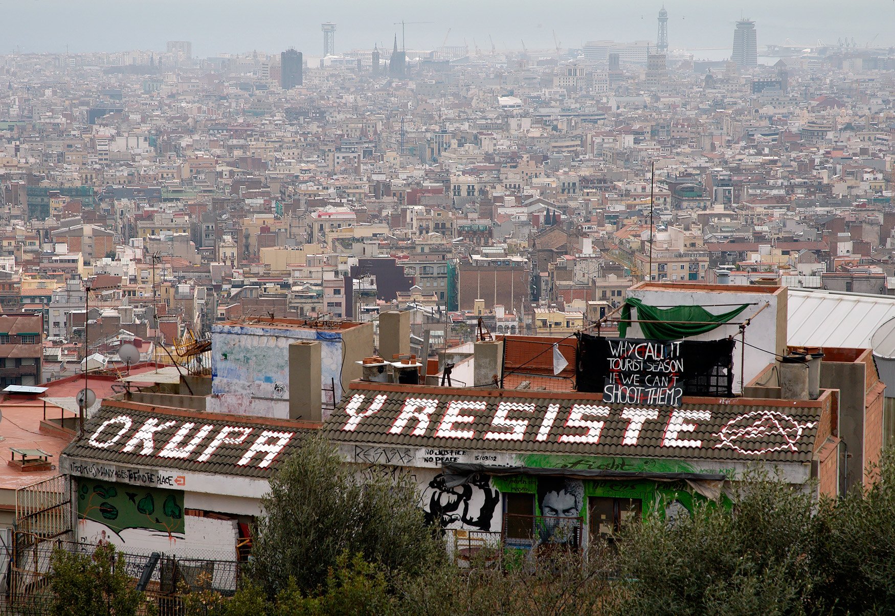 Graffitti del movimiento “Okupa” sobre el techo de un inmueble en Parc Gûell, Barcelona, España. I Foto: Wikimedia Commons
