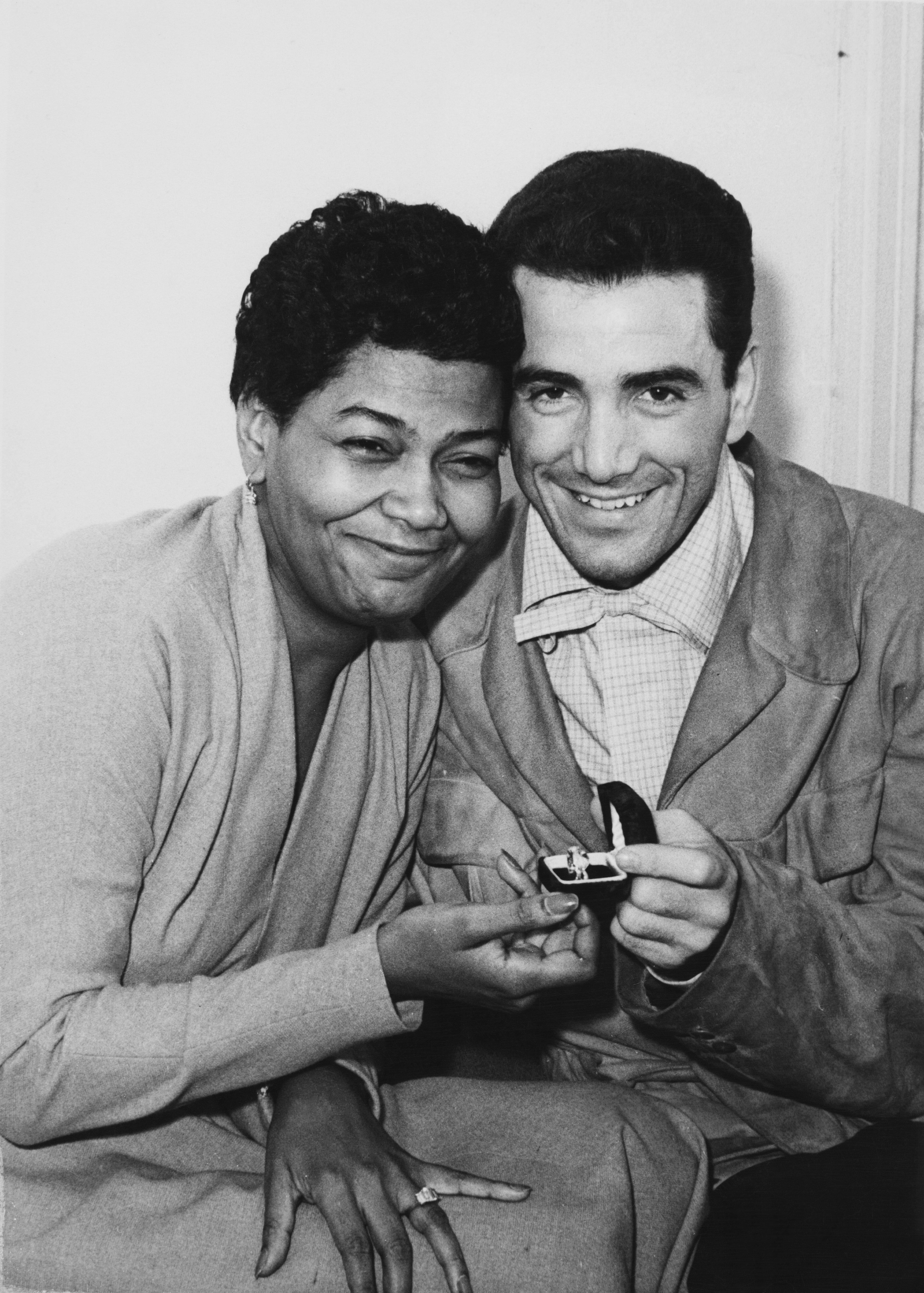 Pearl Bailey and Louie Bellson in London shortly before their wedding, November 17, 1952 | Photo: Getty Images
