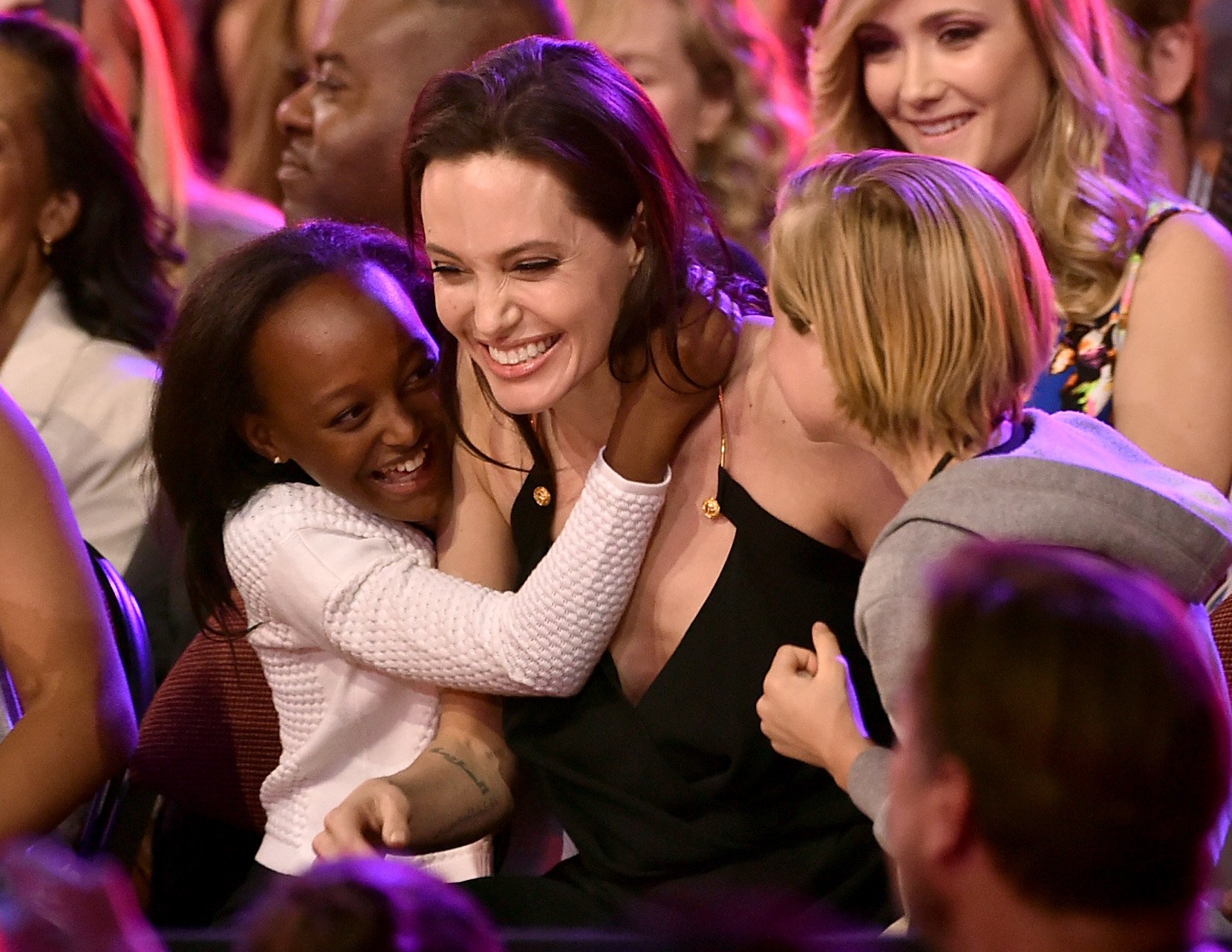 Angelina Jolie umarmt Zahara (L) und Shiloh (R), nachdem sie bei den 28. jährlichen Kids 'Choice Awards von Nickelodeon im Forum am 28. März 2015 in Inglewood, Kalifornien, den Preis für den Lieblingsschurken in "Maleficent" gewonnen hat | Quelle: Getty Images Angelina Jolie umarmt Zahara (L) und Shiloh (R), nachdem sie bei den 28. jährlichen Kids 'Choice Awards von Nickelodeon im Forum am 28. März 2015 in Inglewood, Kalifornien, den Preis für den Lieblingsschurken in "Maleficent" gewonnen hat | Quelle: Getty Images